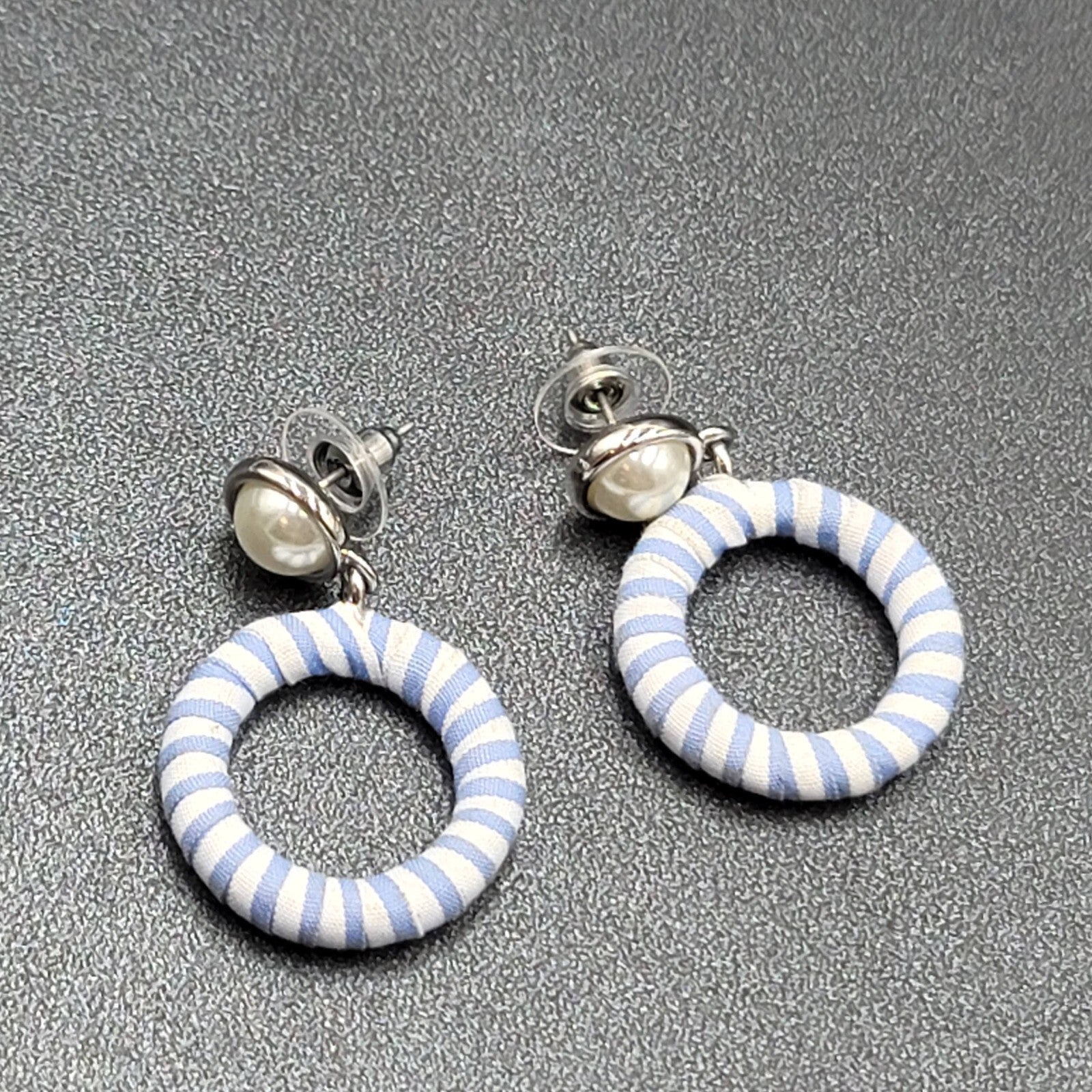 Vintage Pierced Earrings Silver tone Blue White Wrapped Hoop Dangle 1.5"
