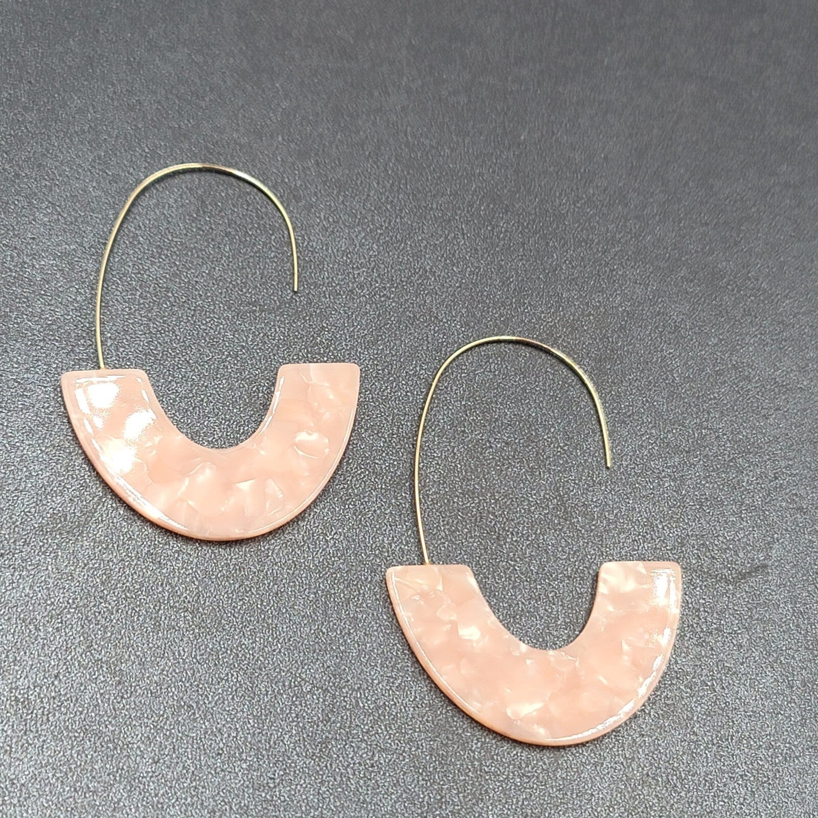 Pierced Earrings Gold tone Pink Pearloid Resin Statement Hoops 2.75"