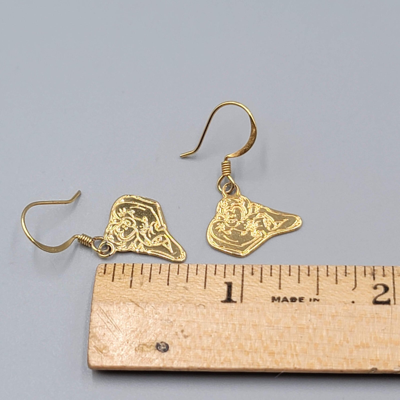 Vintage Tasmanian Devil Pierced Earrings Gold tone Dangle Six Flags Souvenir .5"