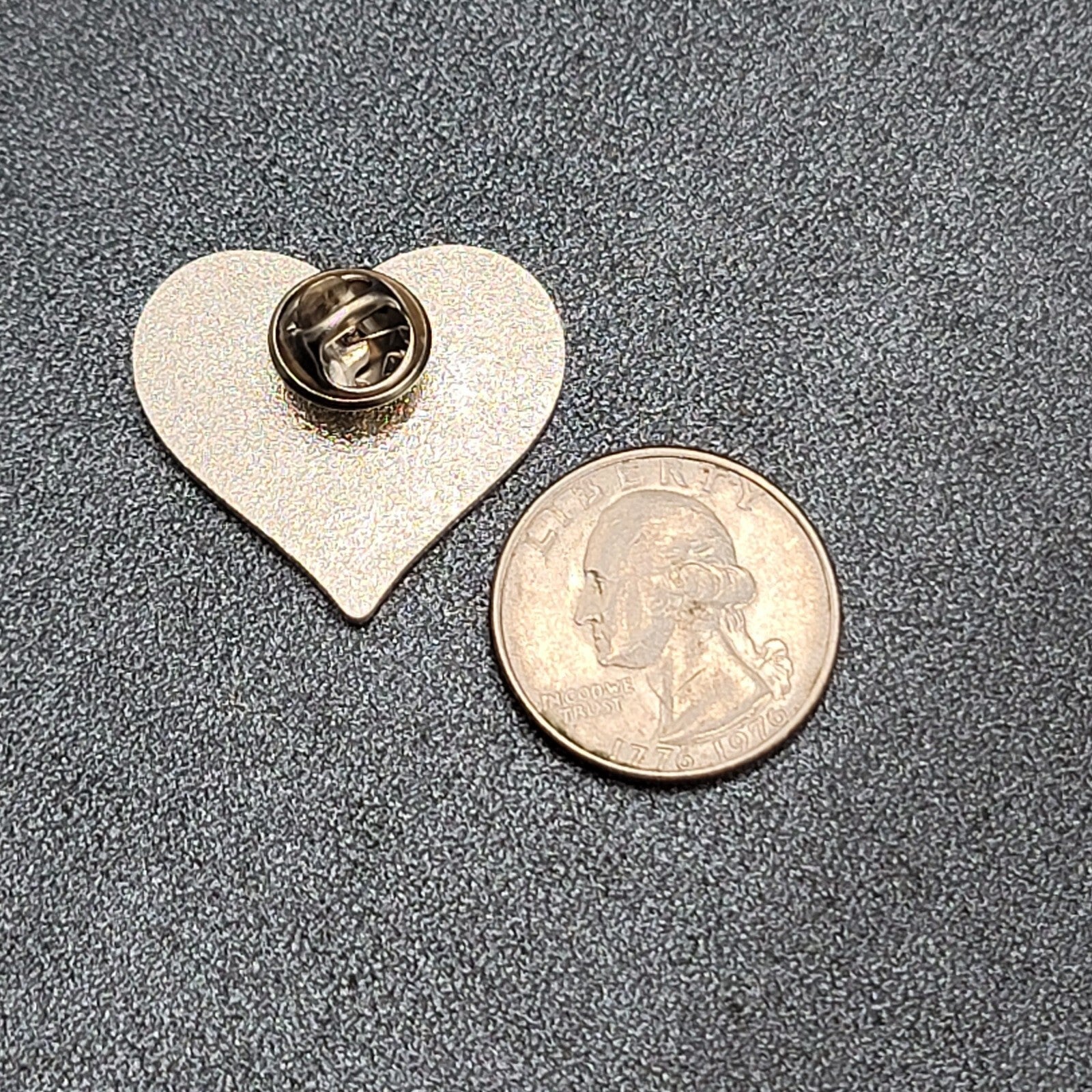 I Love Hot Moms Heart Black Metal Enamel Badge Brooch Pin 1 1/8"