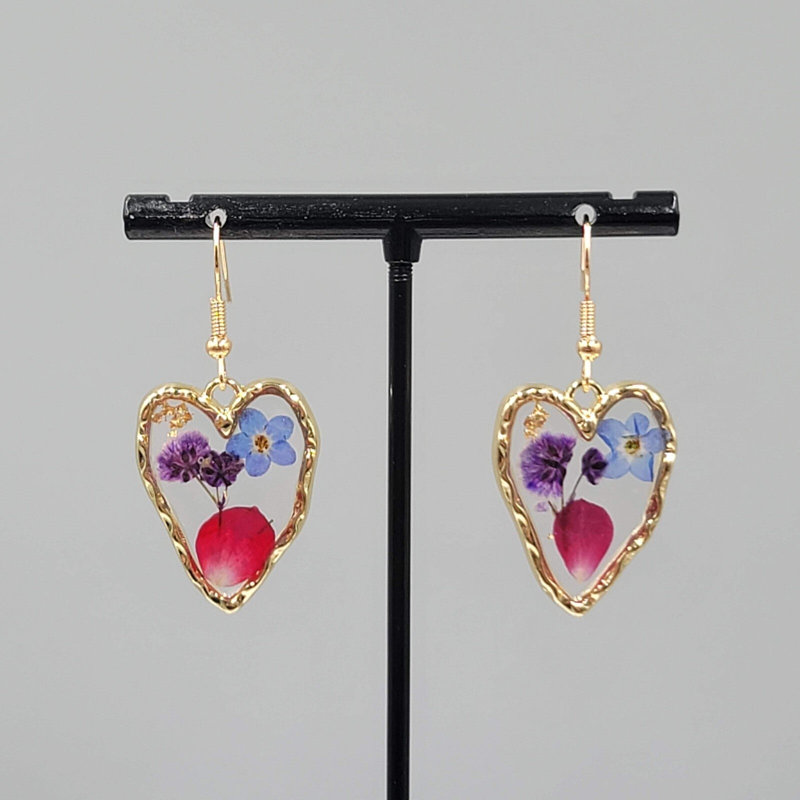 Real Flower Heart Pierced Earrings Gold tone Dangle Resin 1"