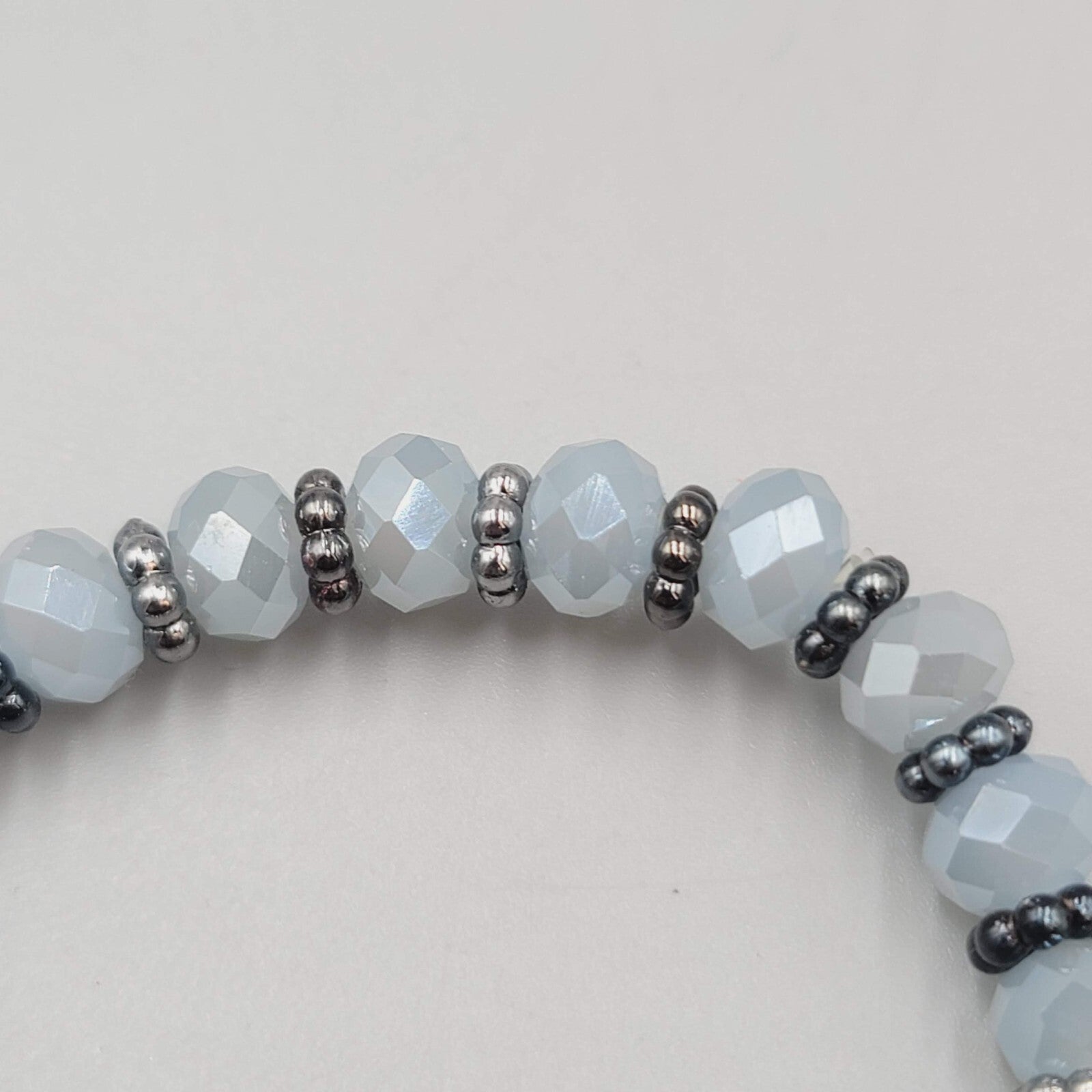 Blue Gray Faceted Crystal Bead Bracelet Gin Metal Gray Tassel Elastic 7 in