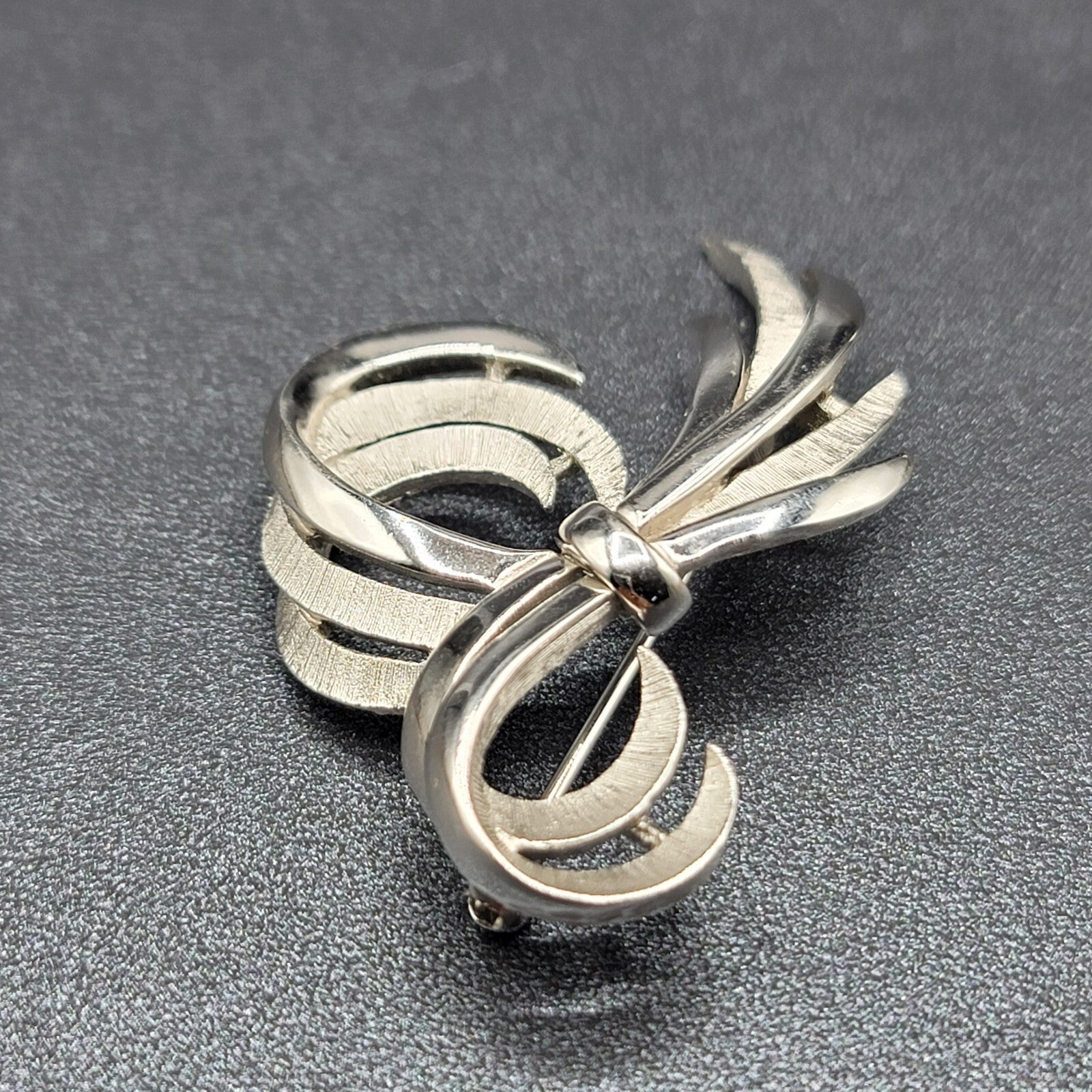 Vintage Crown TRIFARI Brushed Polished Silver Plated Bow Ribbon Brooch Pin
