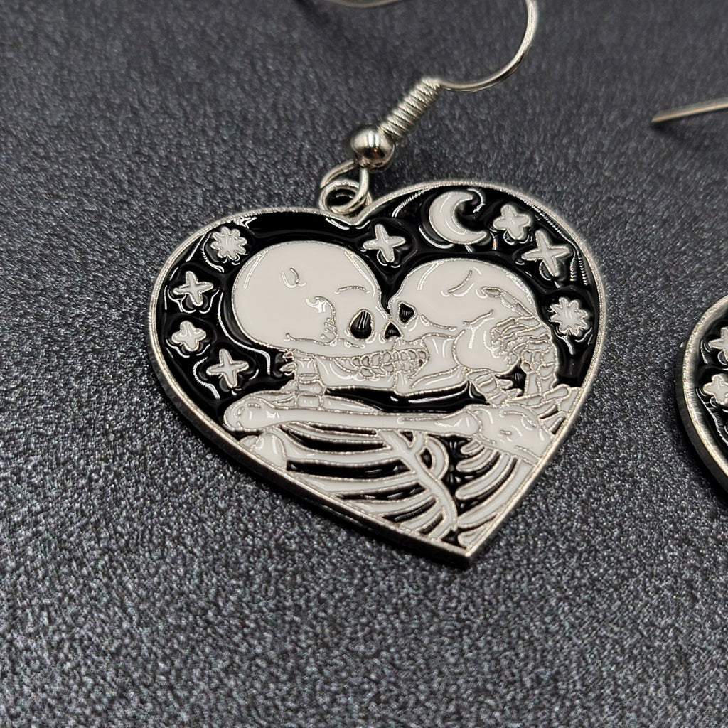Kissing Skeletons Pierced Earrings Silver tone Black White Enamel Heart 1"