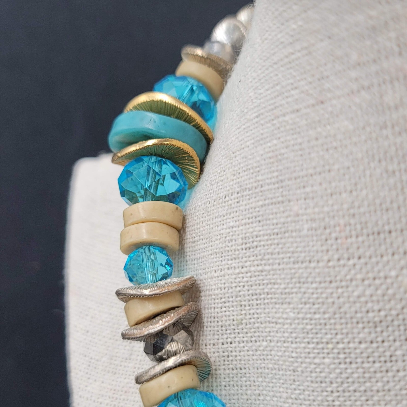 JONES NEW YORK JNY Signed Gold Tone Blue Chunky Beads Necklace 16"-19"