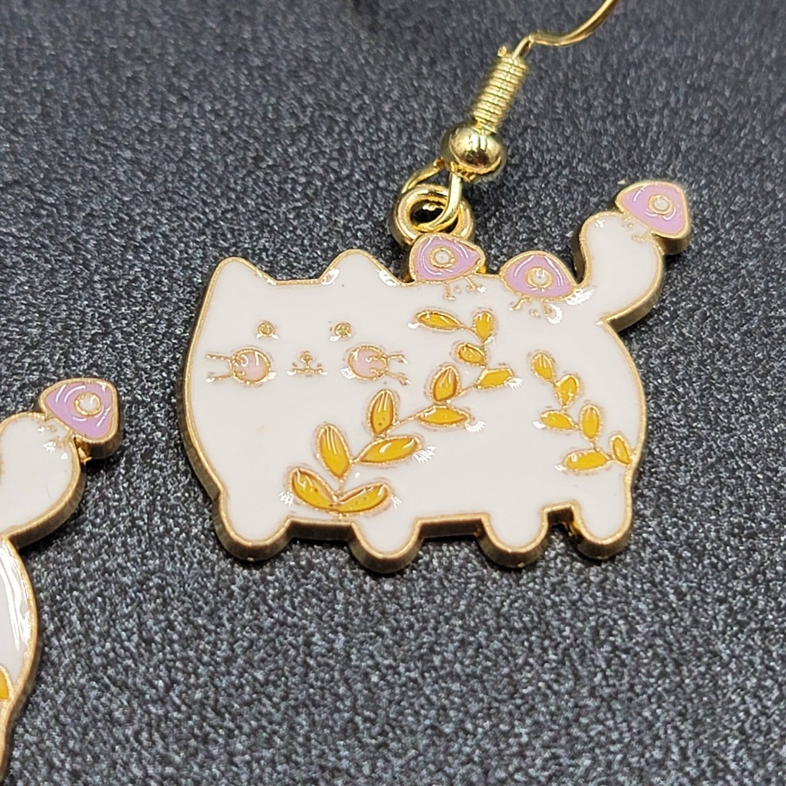 White Cat Pierced Earrings Gold tone Enamel Flowers Dangle 3/4"