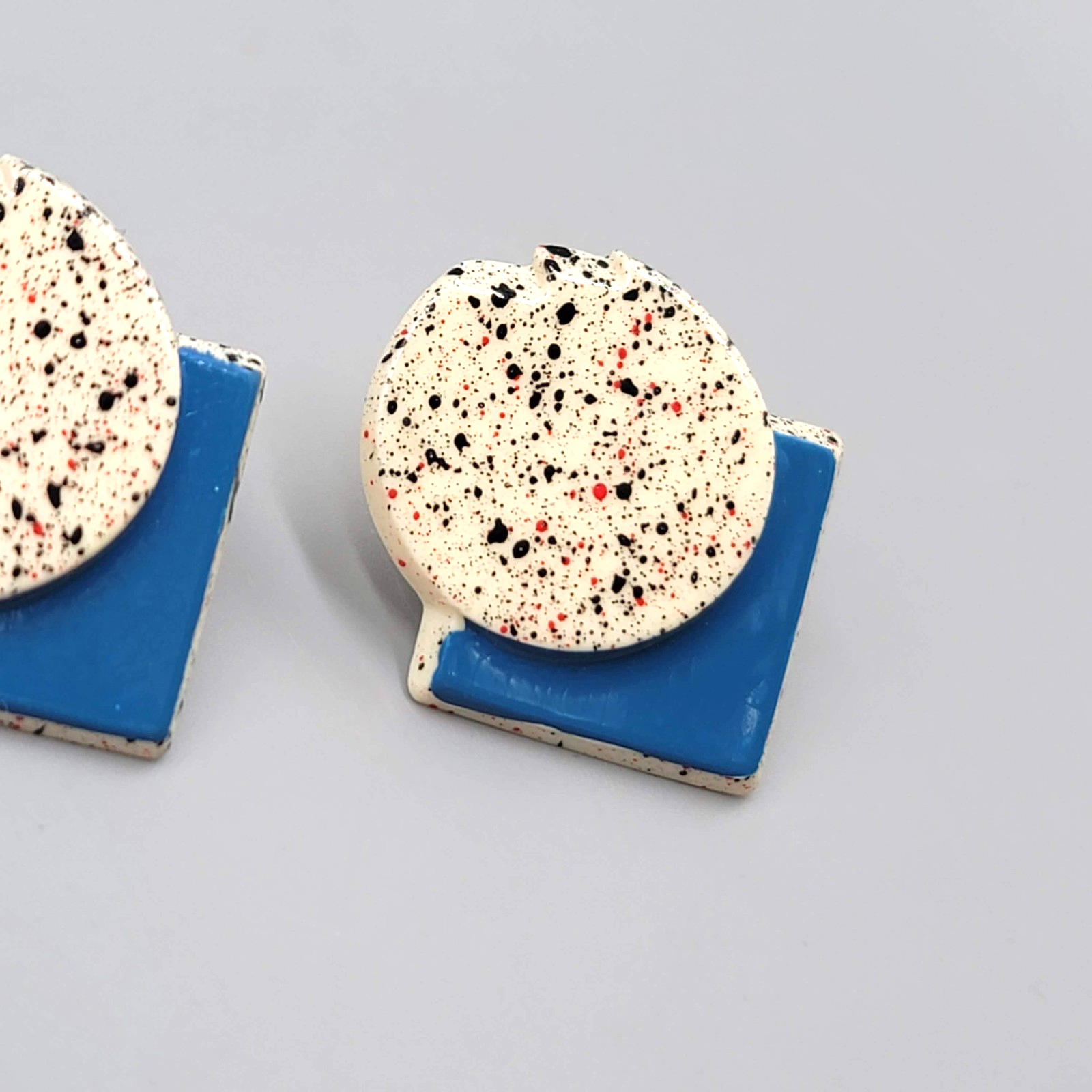 Vintage Fun Plastic Blue Speckle Painted Geometric Earrings Estate 1 1/2"