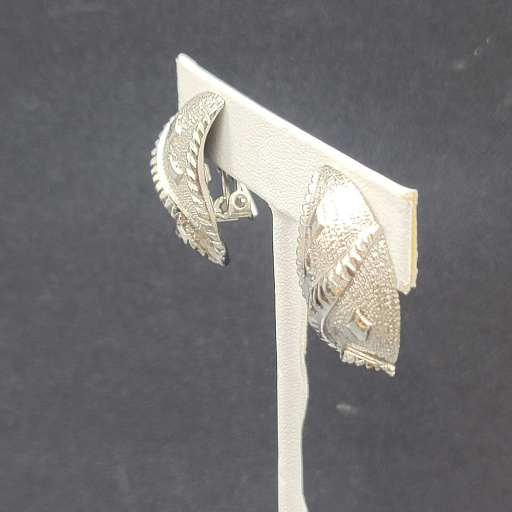 Vintage Clip on Earrings Textured Silver tone Drop 1  1/8"