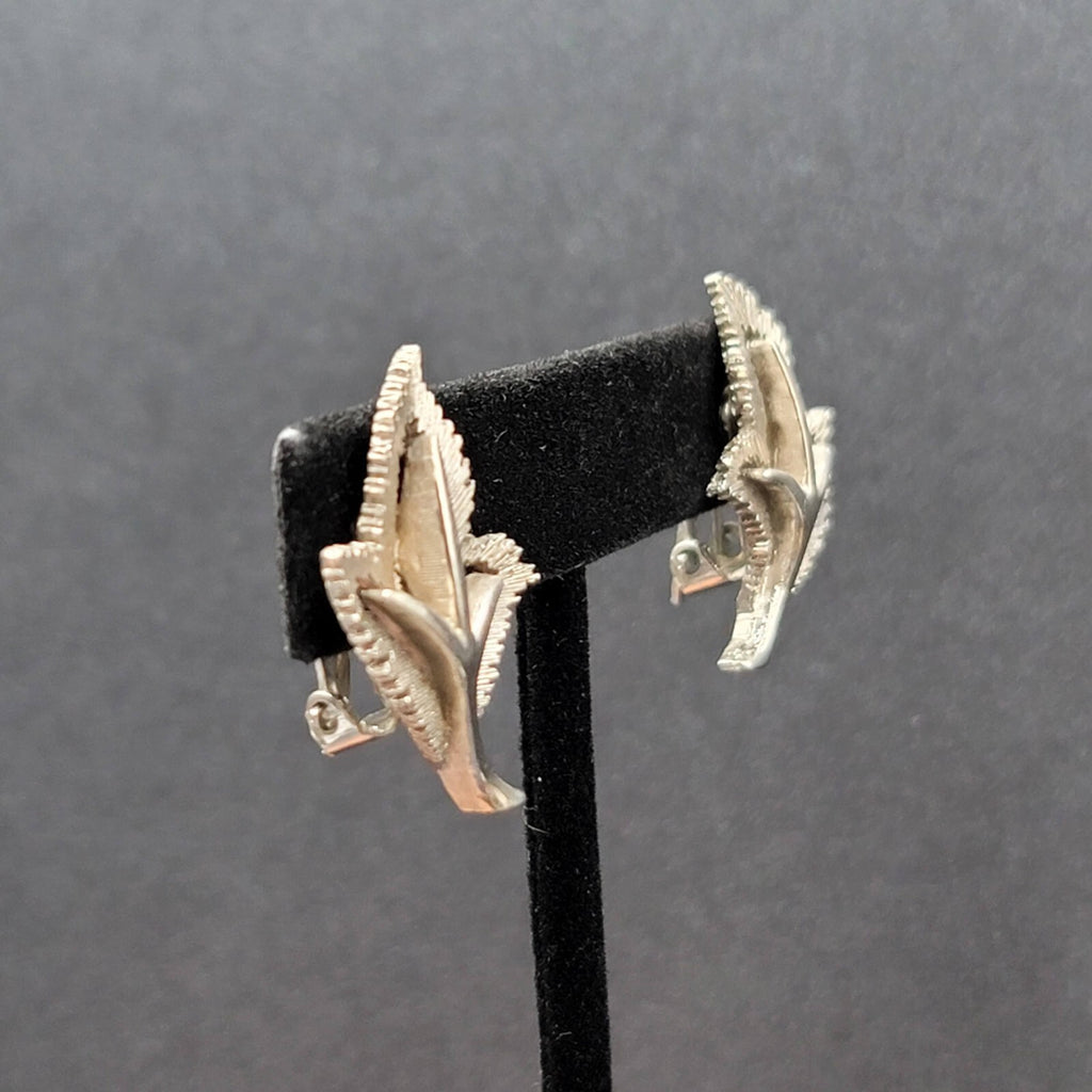 Vintage Clip on Earrings Textured Silver tone Leaves Leaf 1 1/8"