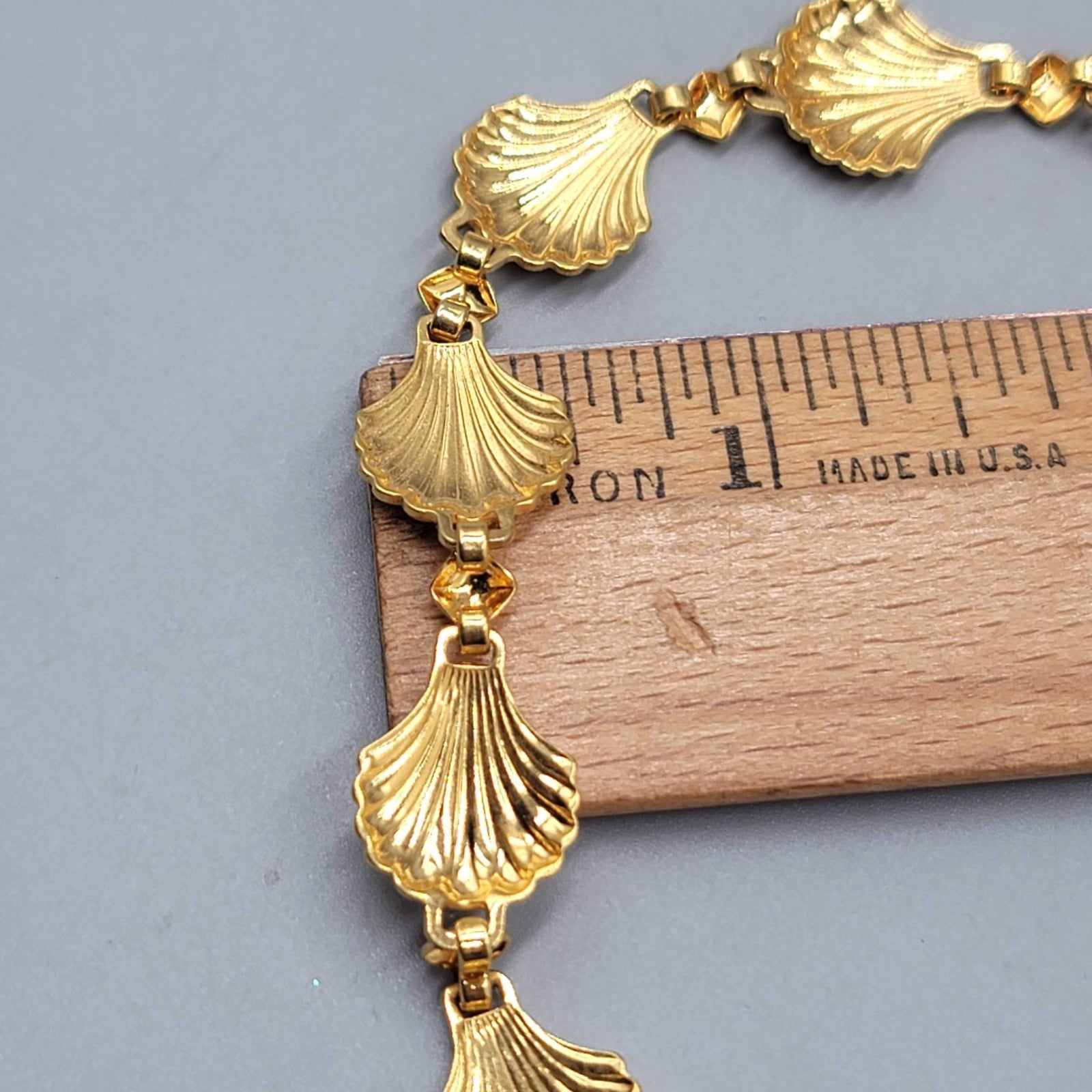 Vintage Avon Seashell Panel Bracelet Gold Plated Clam Shell 6.75 in