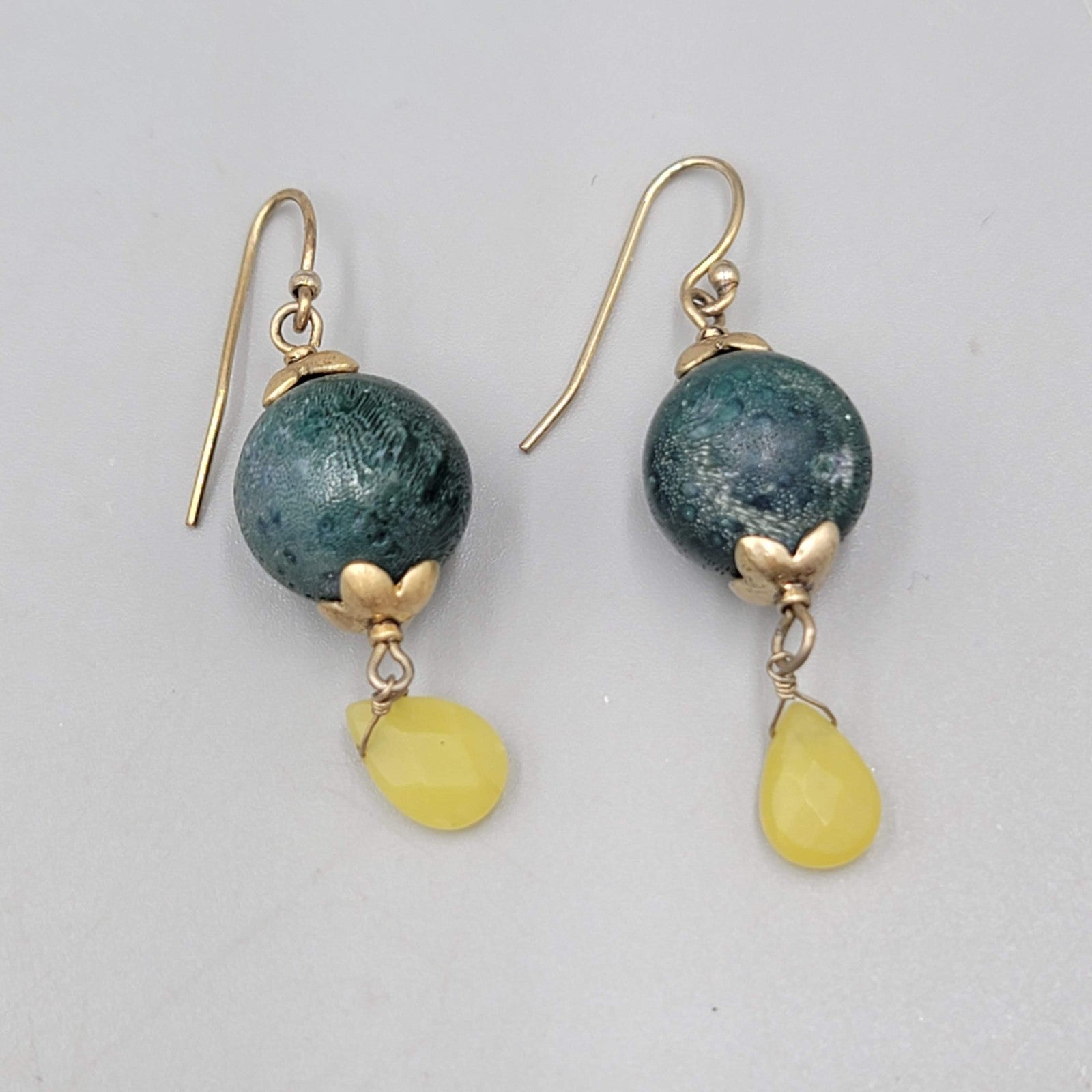 Green Stone Bead Pierced Earrings Yellow Teardrop Gold tone Dangle 1 3/8"