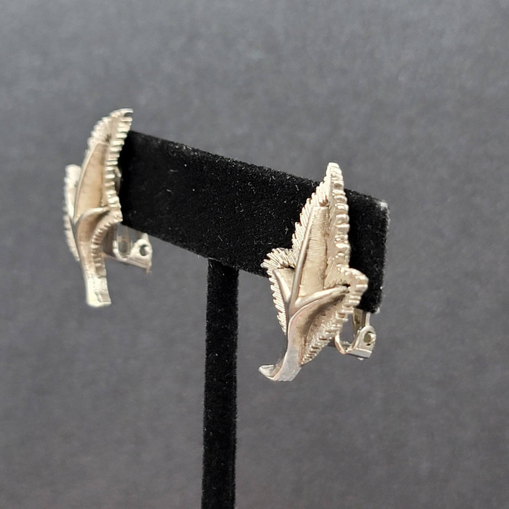 Vintage Clip on Earrings Textured Silver tone Leaves Leaf 1 1/8"