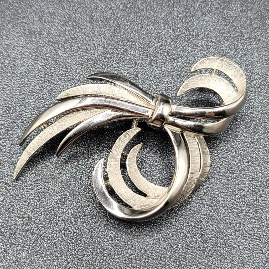 Vintage Crown TRIFARI Brushed Polished Silver Plated Bow Ribbon Brooch Pin