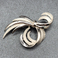 Vintage Crown TRIFARI Brushed Polished Silver Plated Bow Ribbon Brooch Pin
