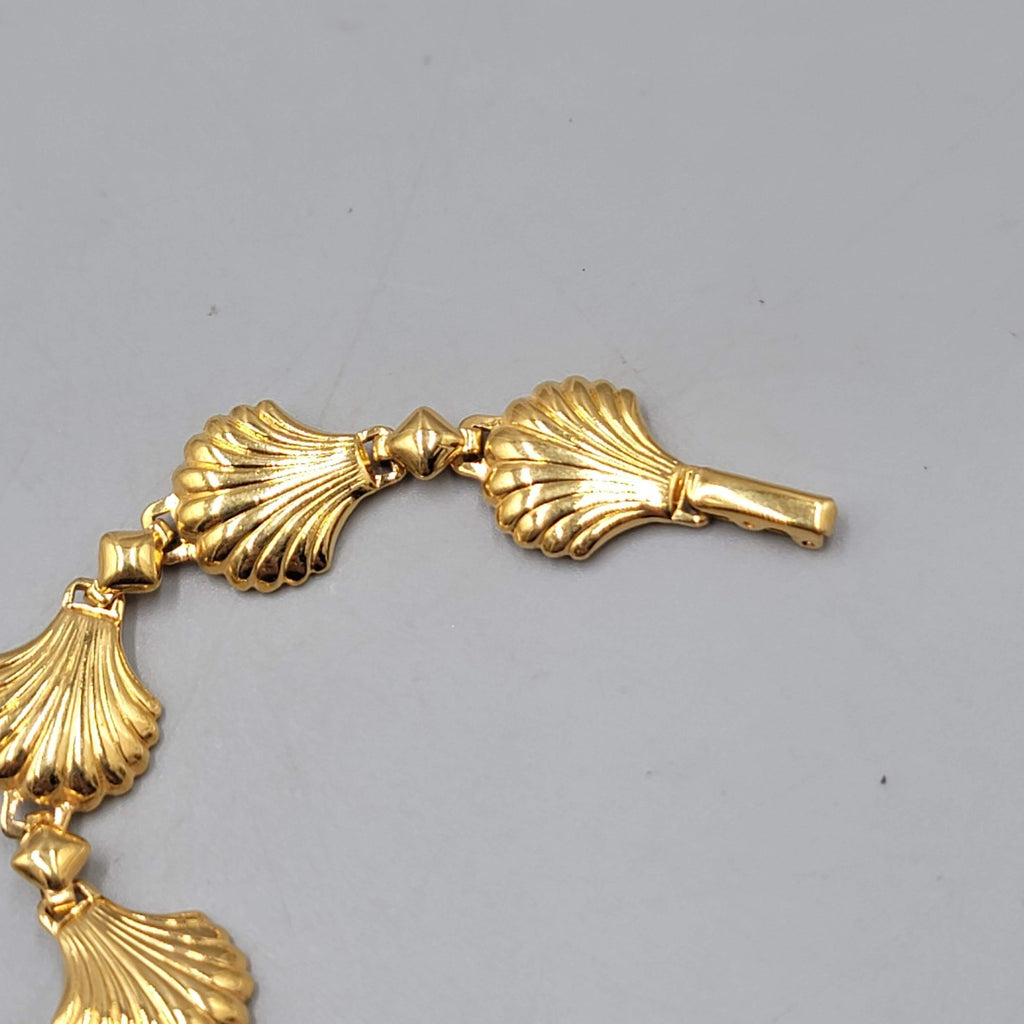 Vintage Avon Seashell Panel Bracelet Gold Plated Clam Shell 6.75 in