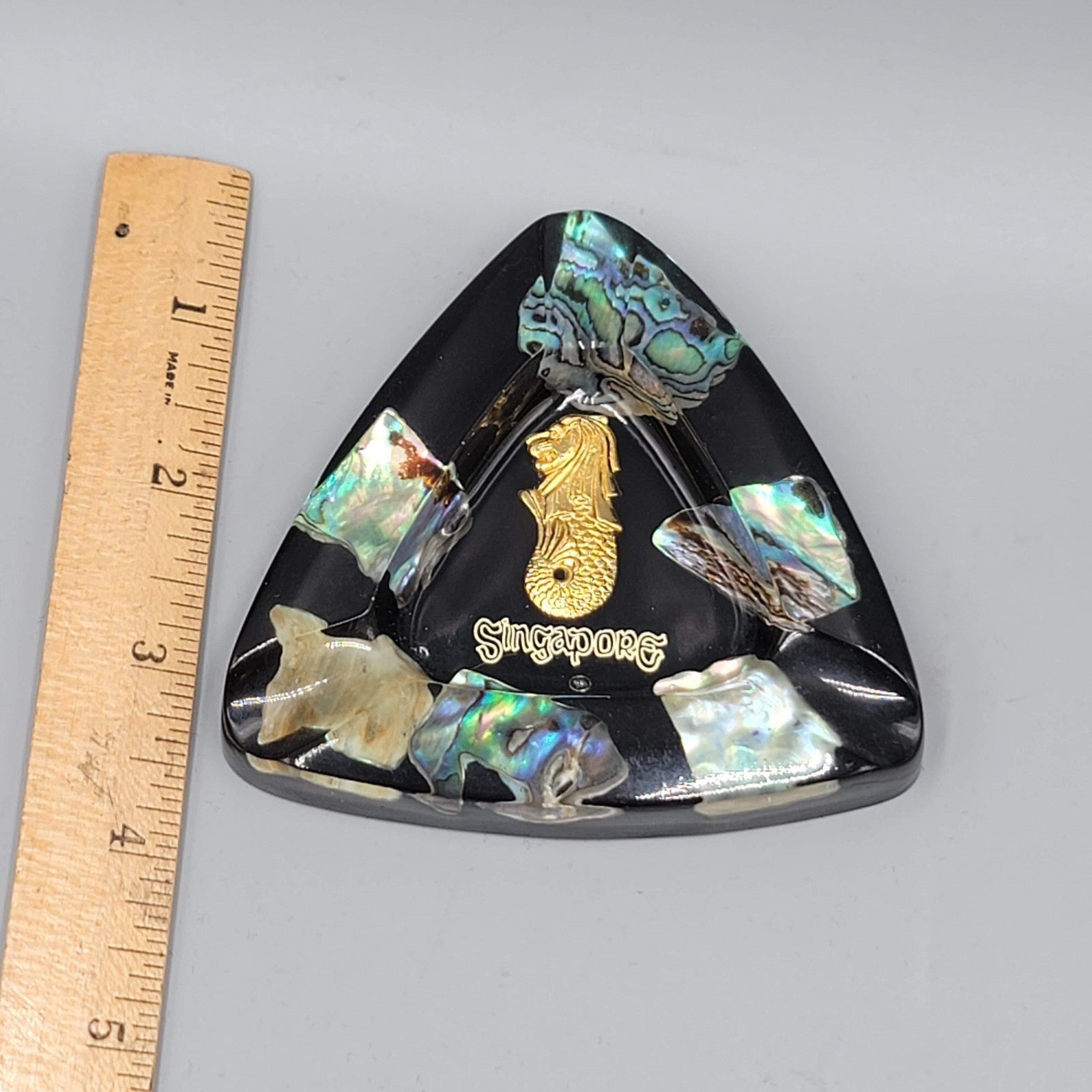 Singapore Merlion Abalone Shell Inlay Triangular Black Resin Ashtray Souvenir