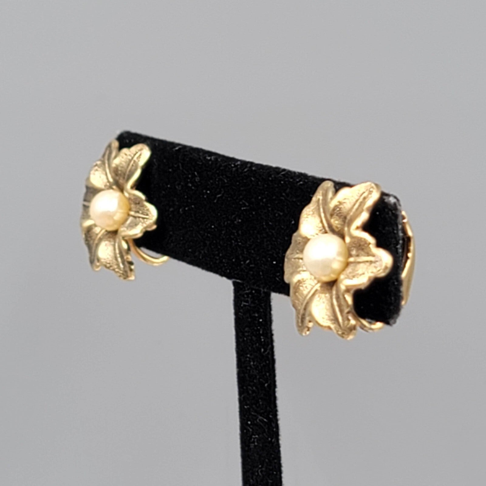 Vintage Flower Stud Clip on Earrings Gold tone Faux Pearl 3/4"