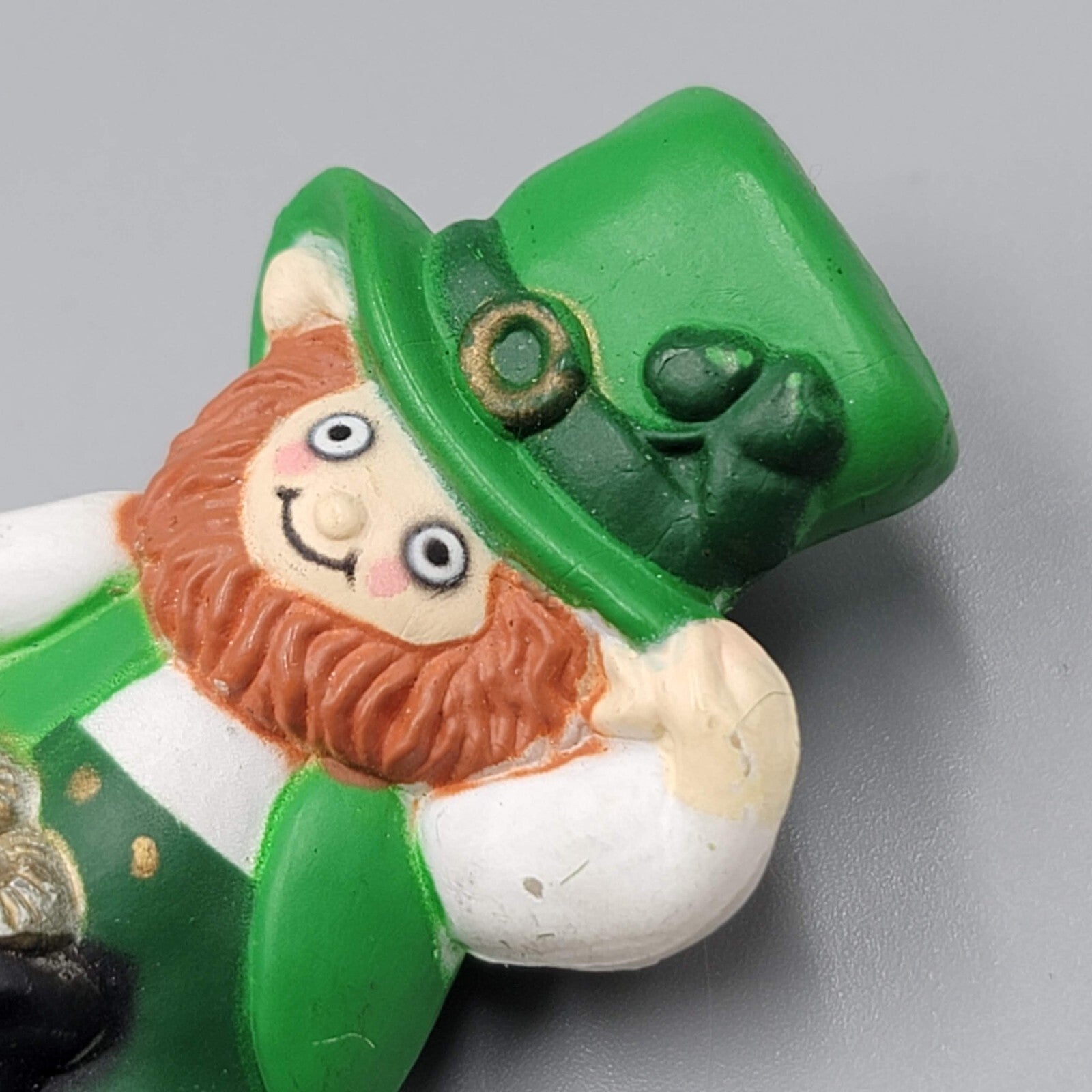 Fun World PIN St Patrick Vintage LEPRECHAUN Pot GOLD Irish 1980s Holiday Brooch