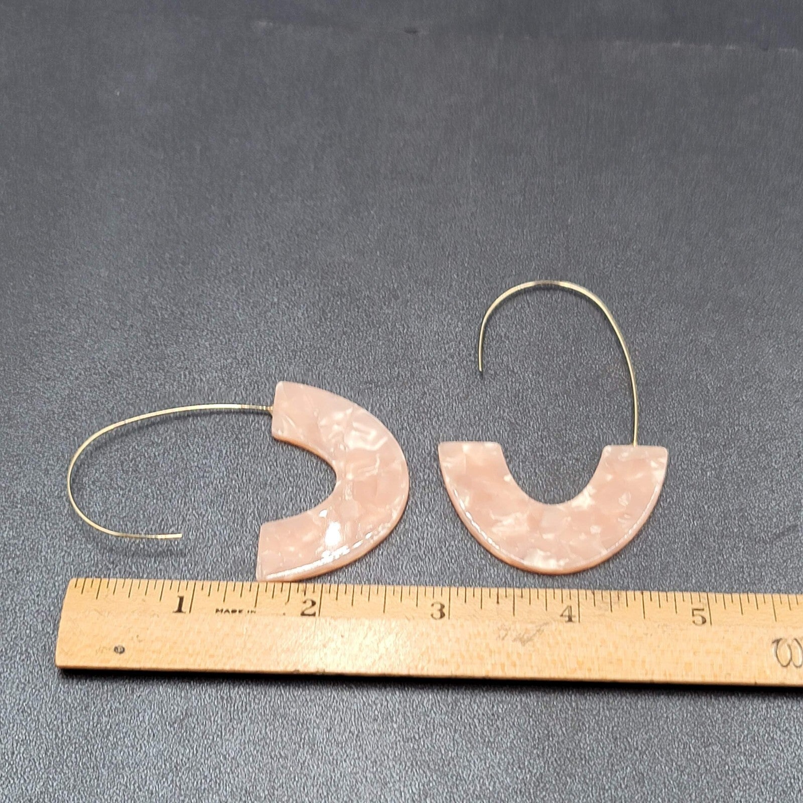 Pierced Earrings Gold tone Pink Pearloid Resin Statement Hoops 2.75"