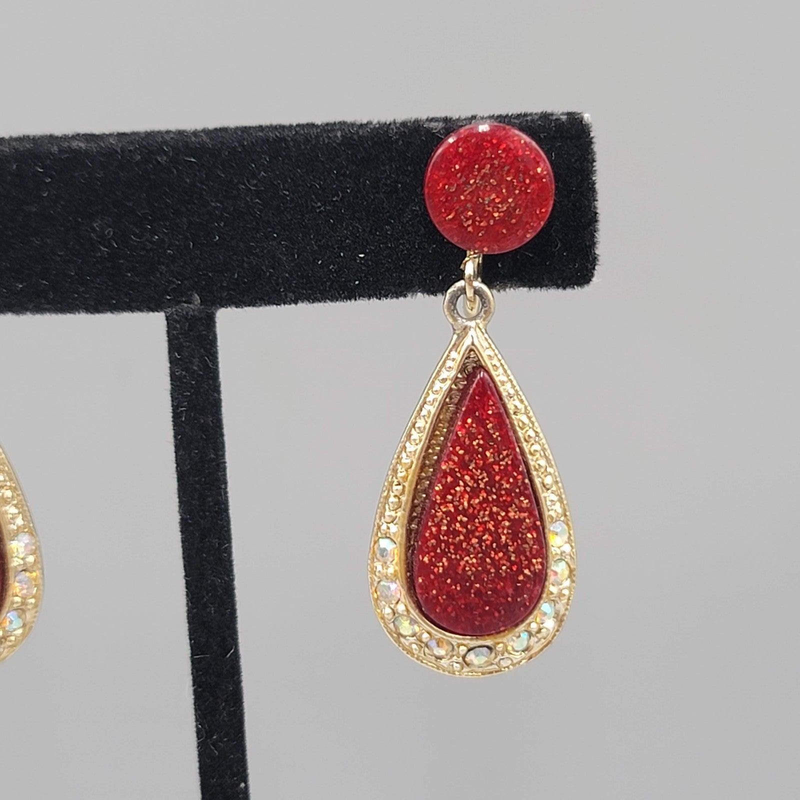 Vintage Red Glitter Resin Clip on Earrings Gold tone Dangle Screw Back 1.75 in