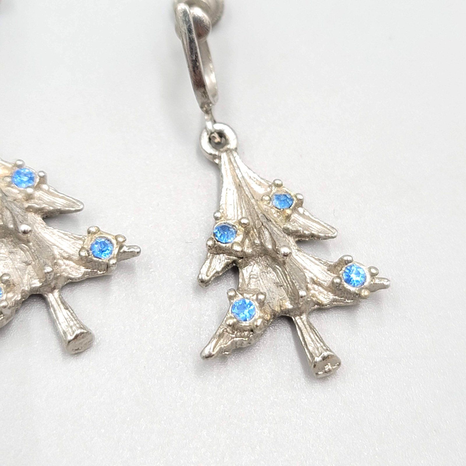 Vtg Christmas Tree Blue Rhinestone Clip on Earrings Silvertone Dangle  1 1/8"