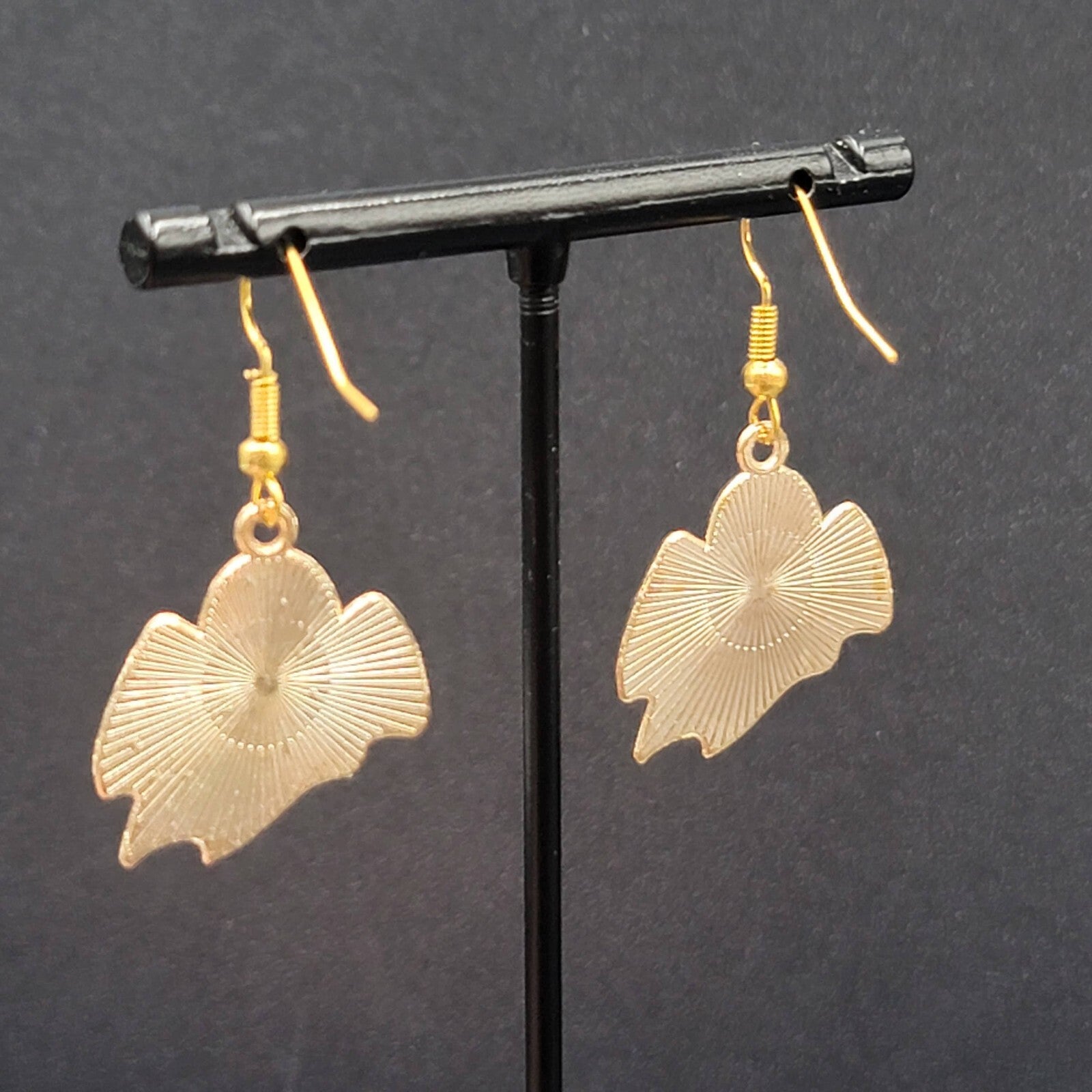 Halloween Spooky White Ghost Pierced Earrings Gold tone Enamel Dangle 1"