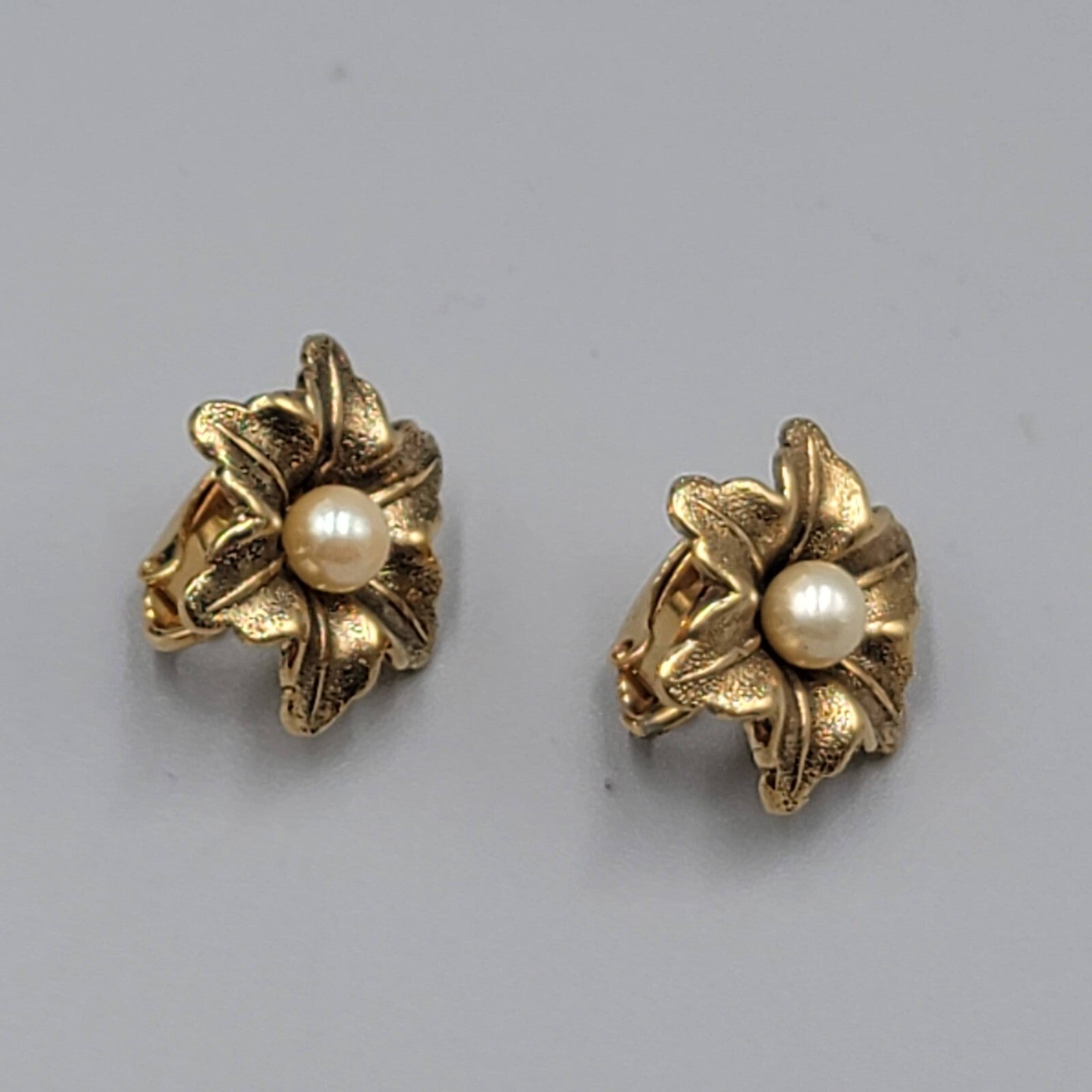Vintage Flower Stud Clip on Earrings Gold tone Faux Pearl 3/4"