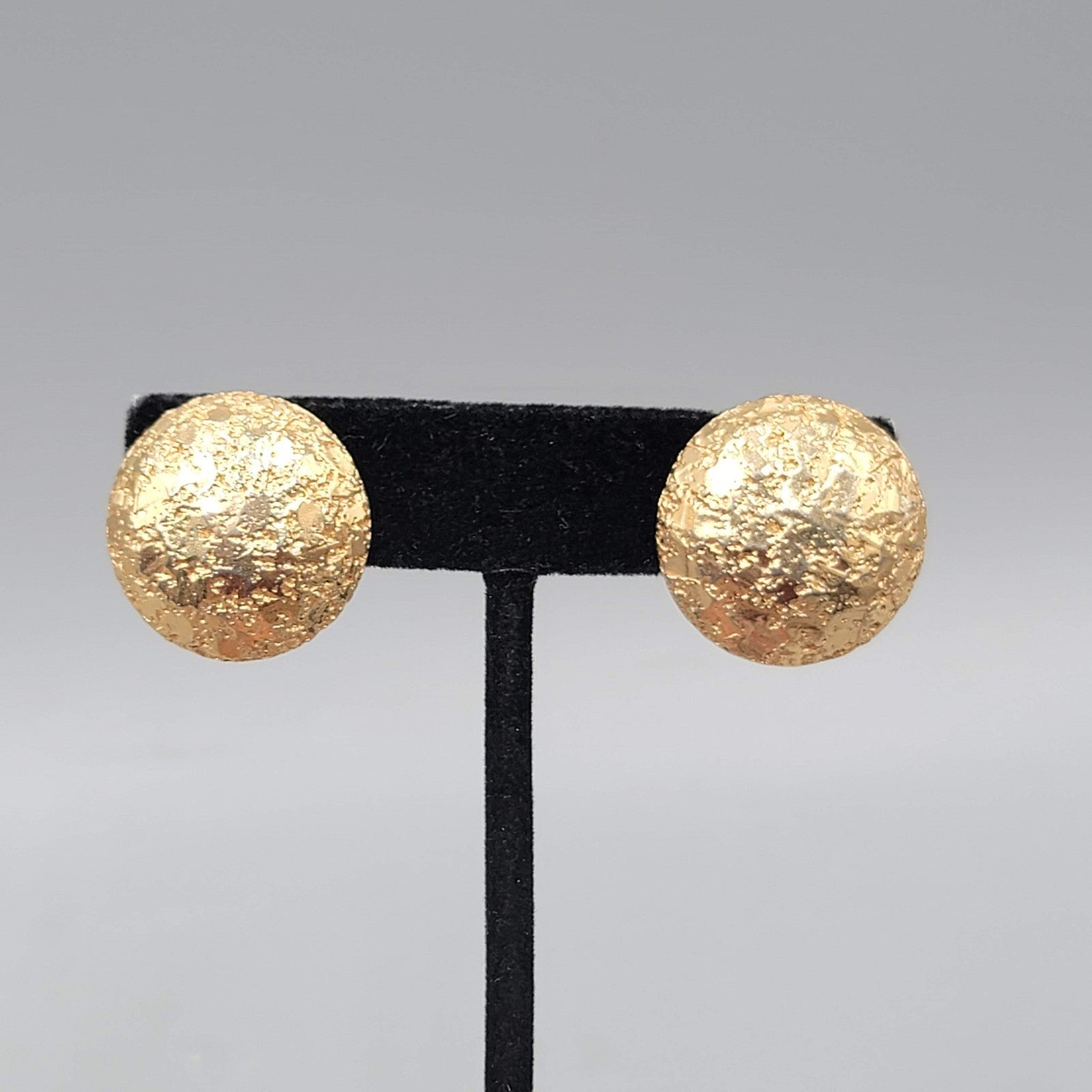 Vintage Sarah Cov Clip on Earrings Textured Round Dome 7/8"