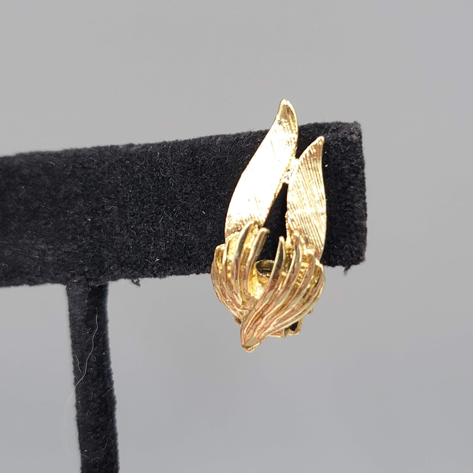 Vintage Gold tone Leaf Design Clip on Earrings Climber 1"