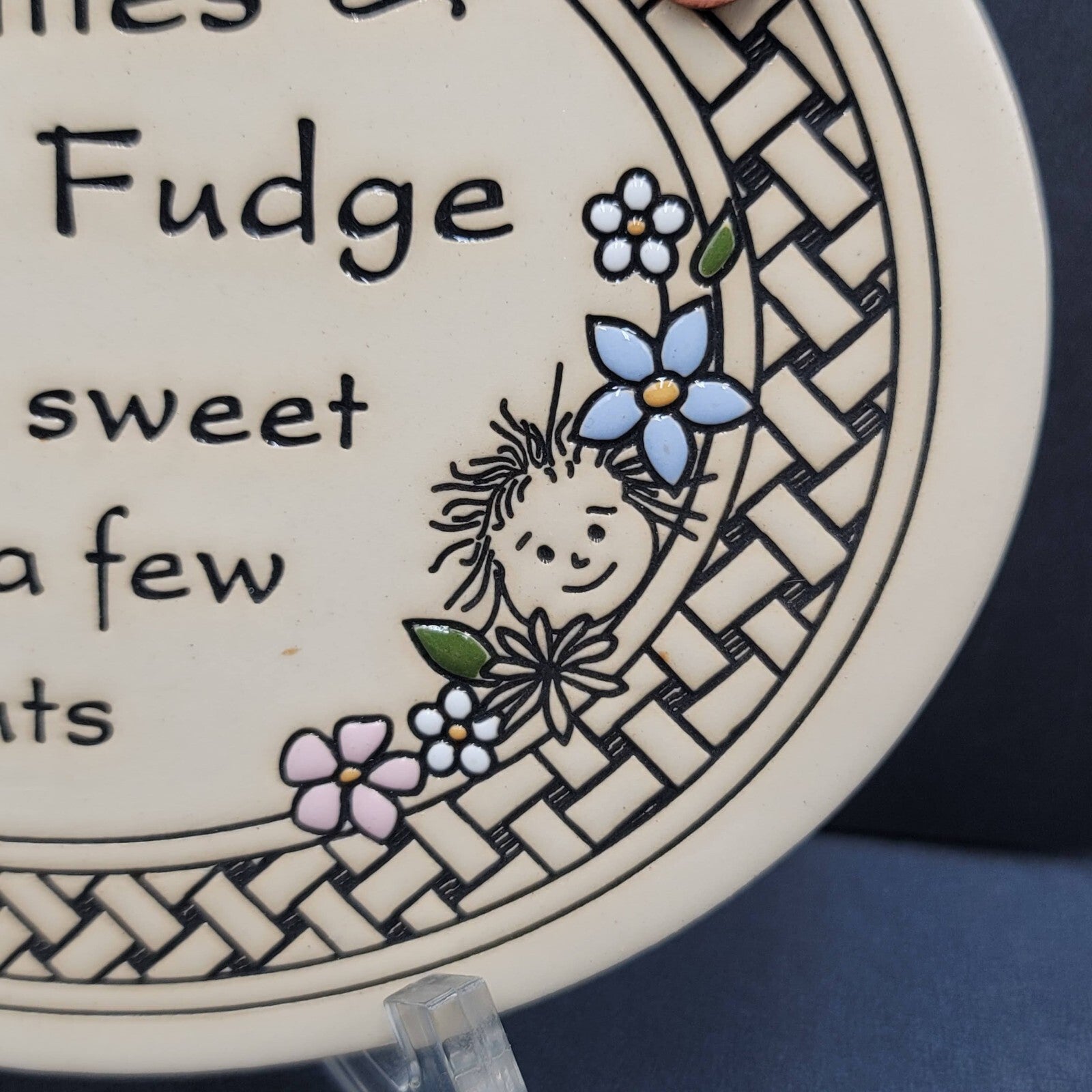Trinity Pottery Oval Ceramic Hanging Plaque FAMILIES ARE LIKE FUDGE 7"x5 5/8"