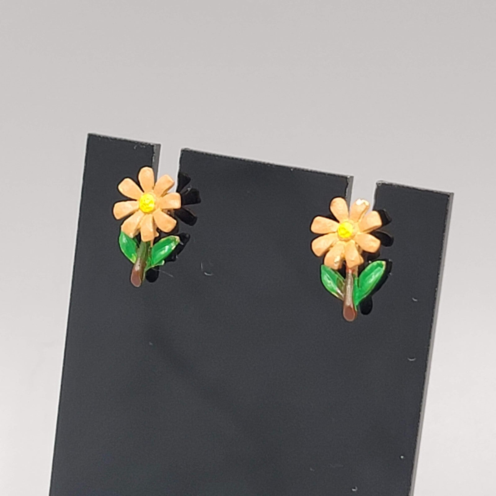 Vintage Enamel Daisy Flower Pierced Earrings Studs 1/2"