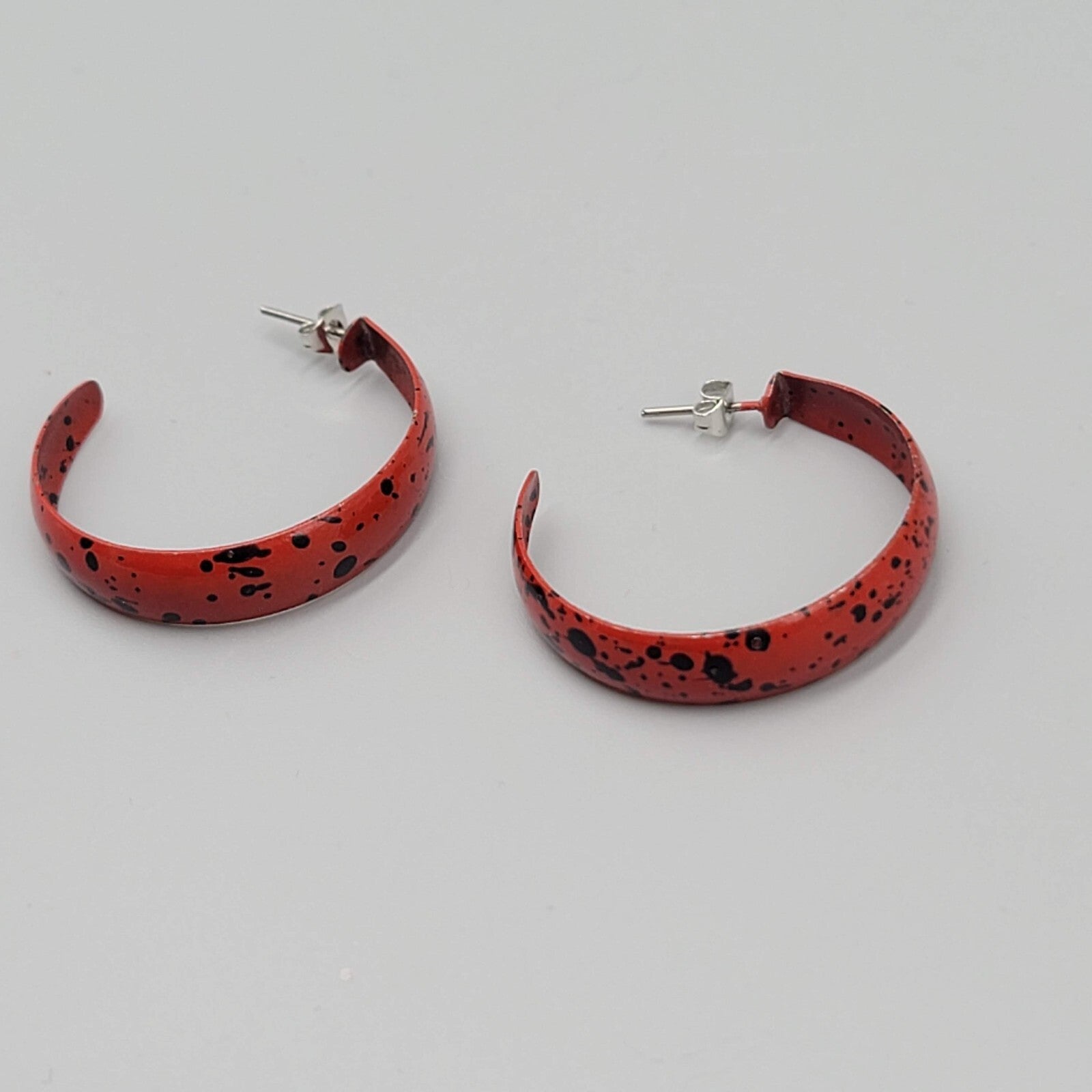 Vintage Red Black Splatter Enamel Hoops Pierced Earrings 1.25"