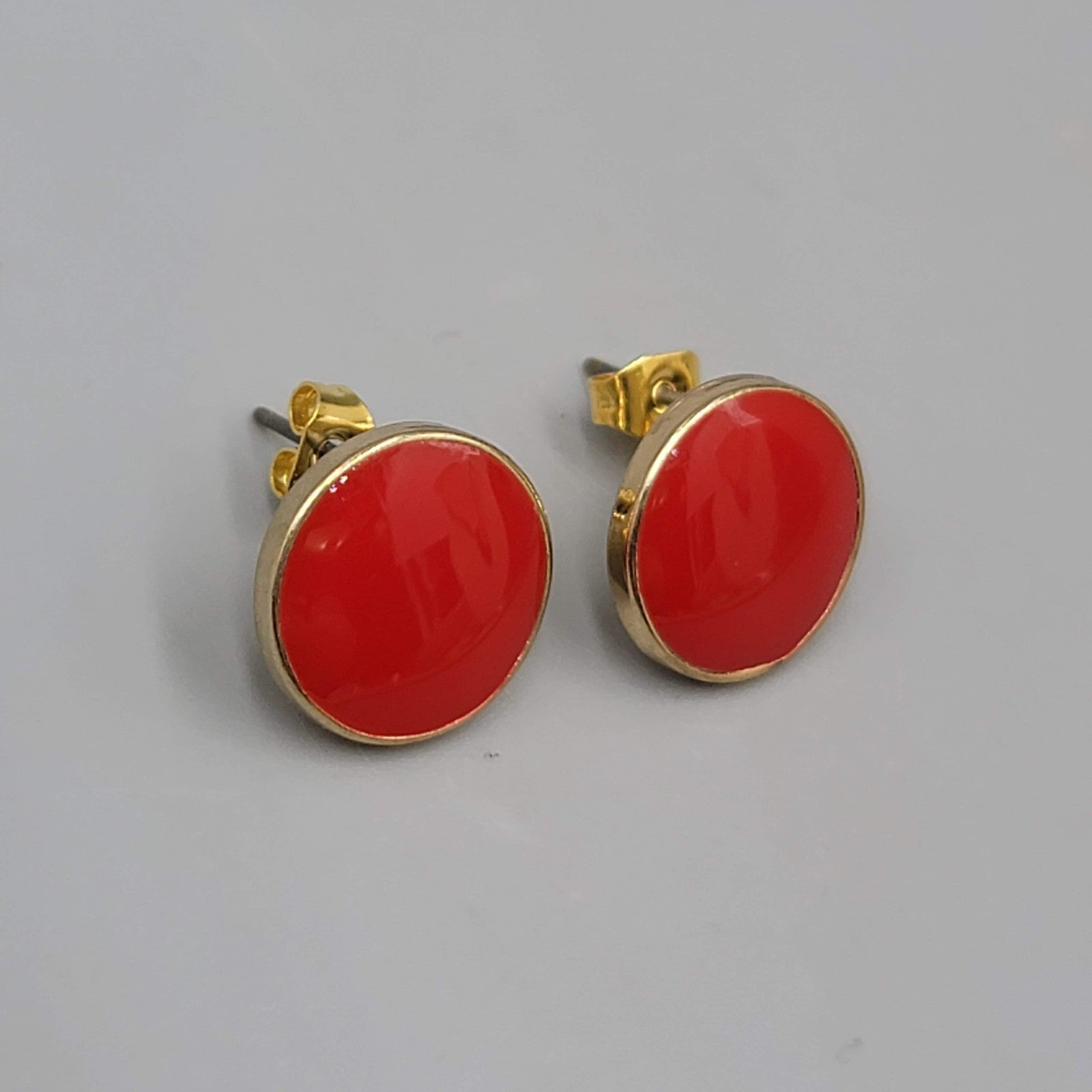 Red Enamel Stud Pierced Earrings Gold Tone Round Ladies Classic Retro Style 1/2"