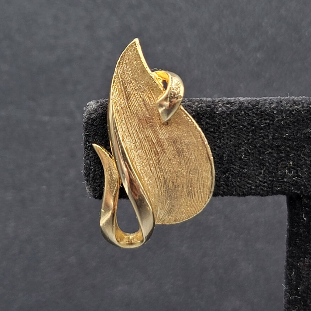 Vintage Emmons Clip on Earrings Gold Plated Climber Leaves 1 1/8"