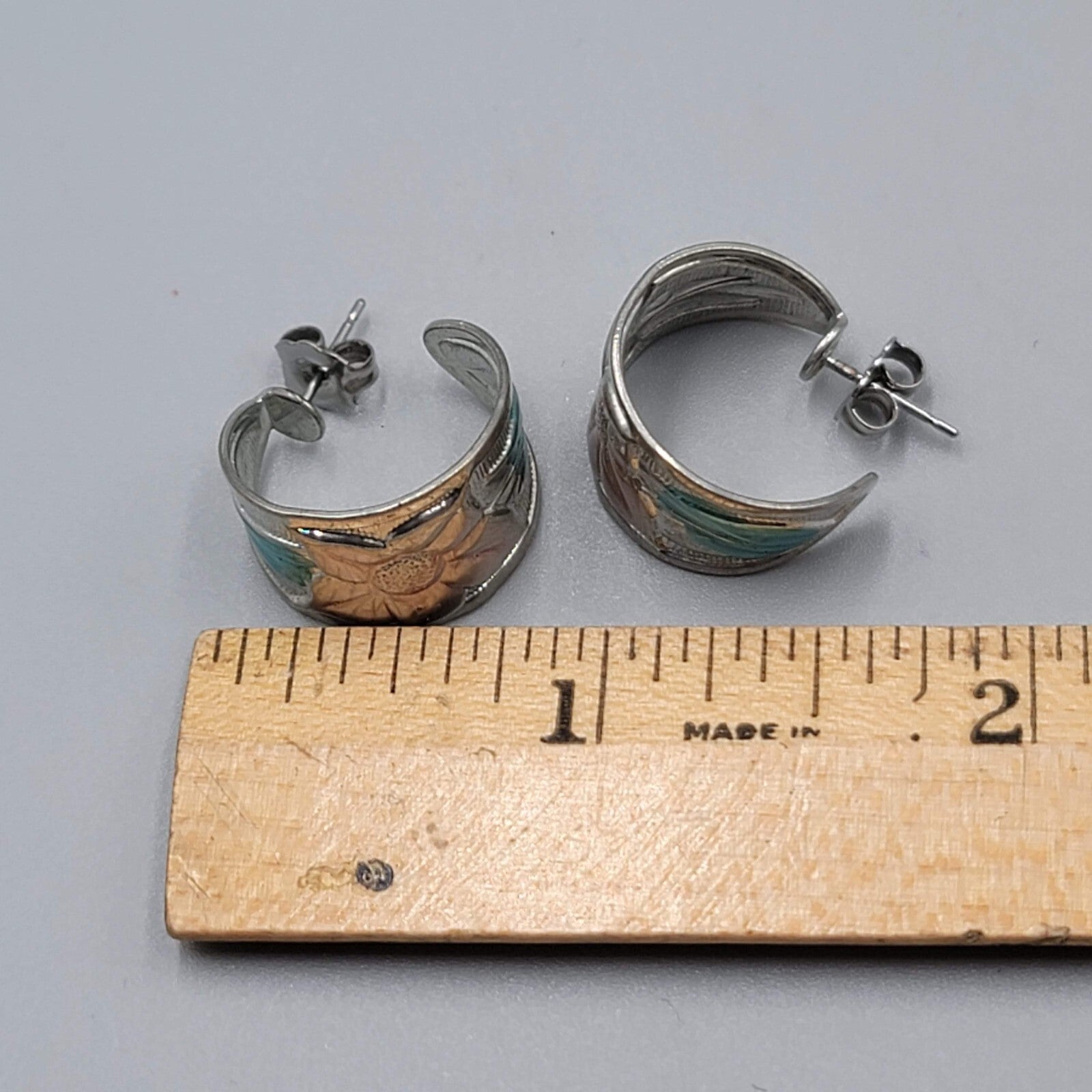 Vintage Hoops Pierced Earrings Silver tone Pastel Pink Blue Embossed Flowers 5/8