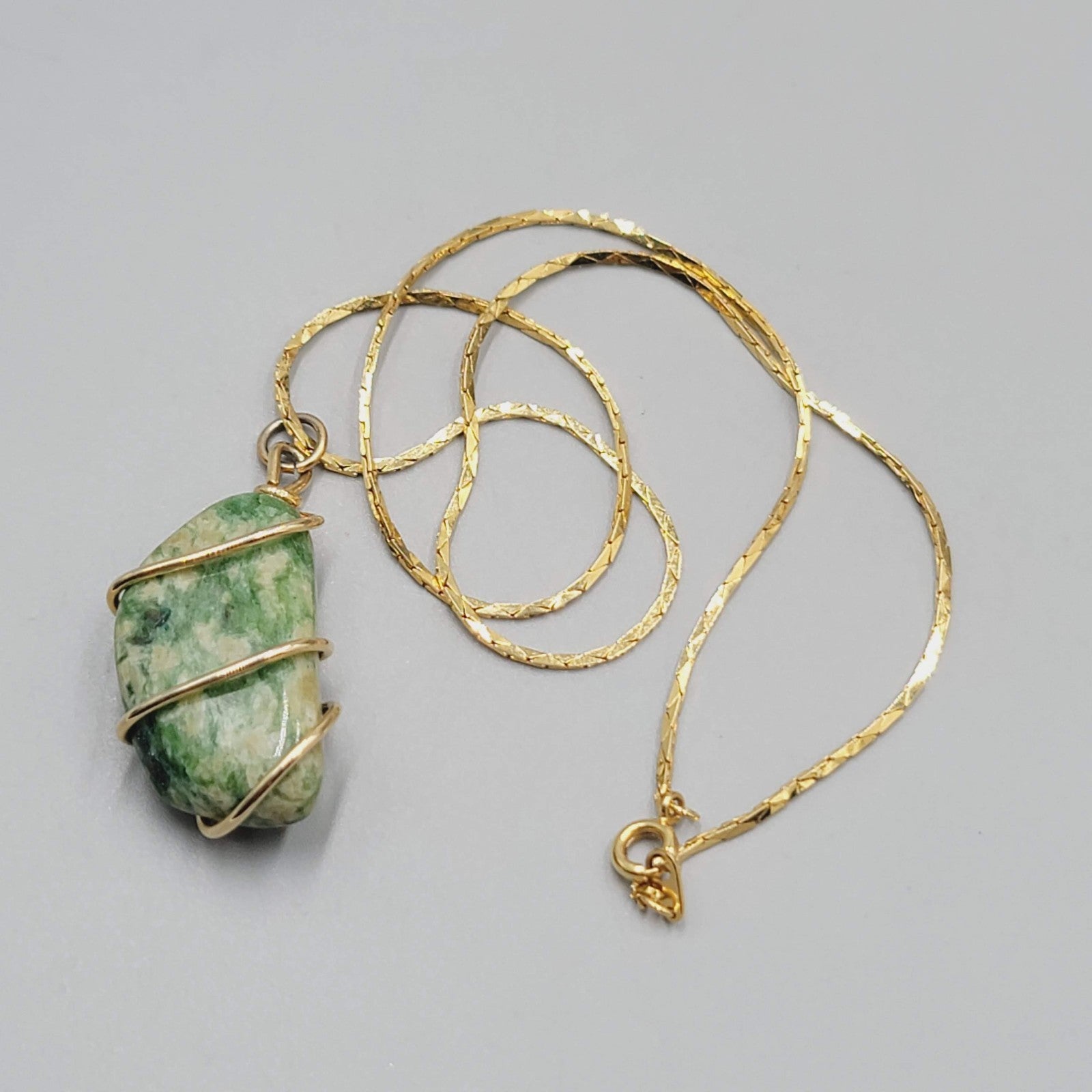 Vintage Polished Green Stone Pendant Necklace Gold tone Cobra Chain 18"