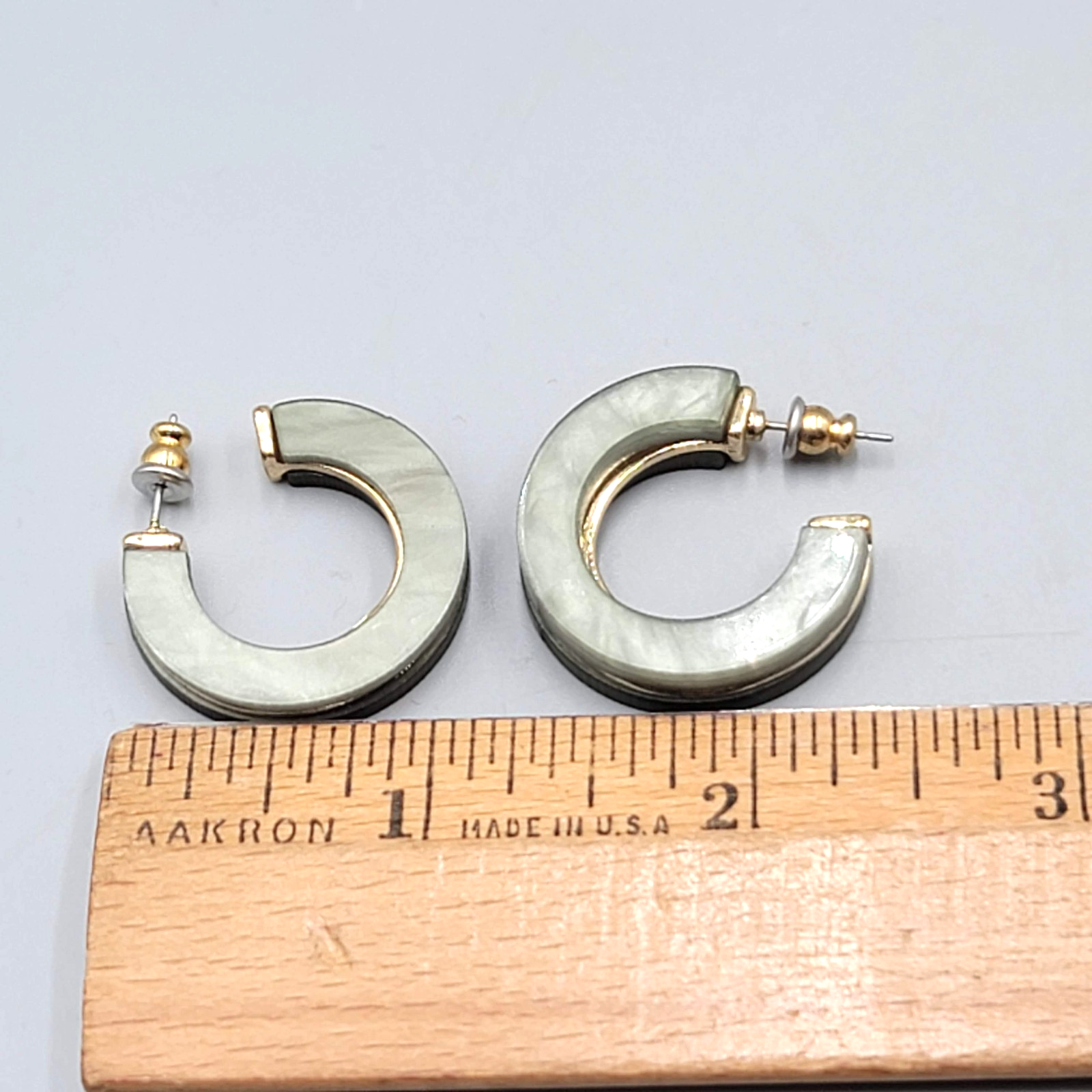Vintage Green Resin Hoops Pierced Earrings Gold tone 1 in