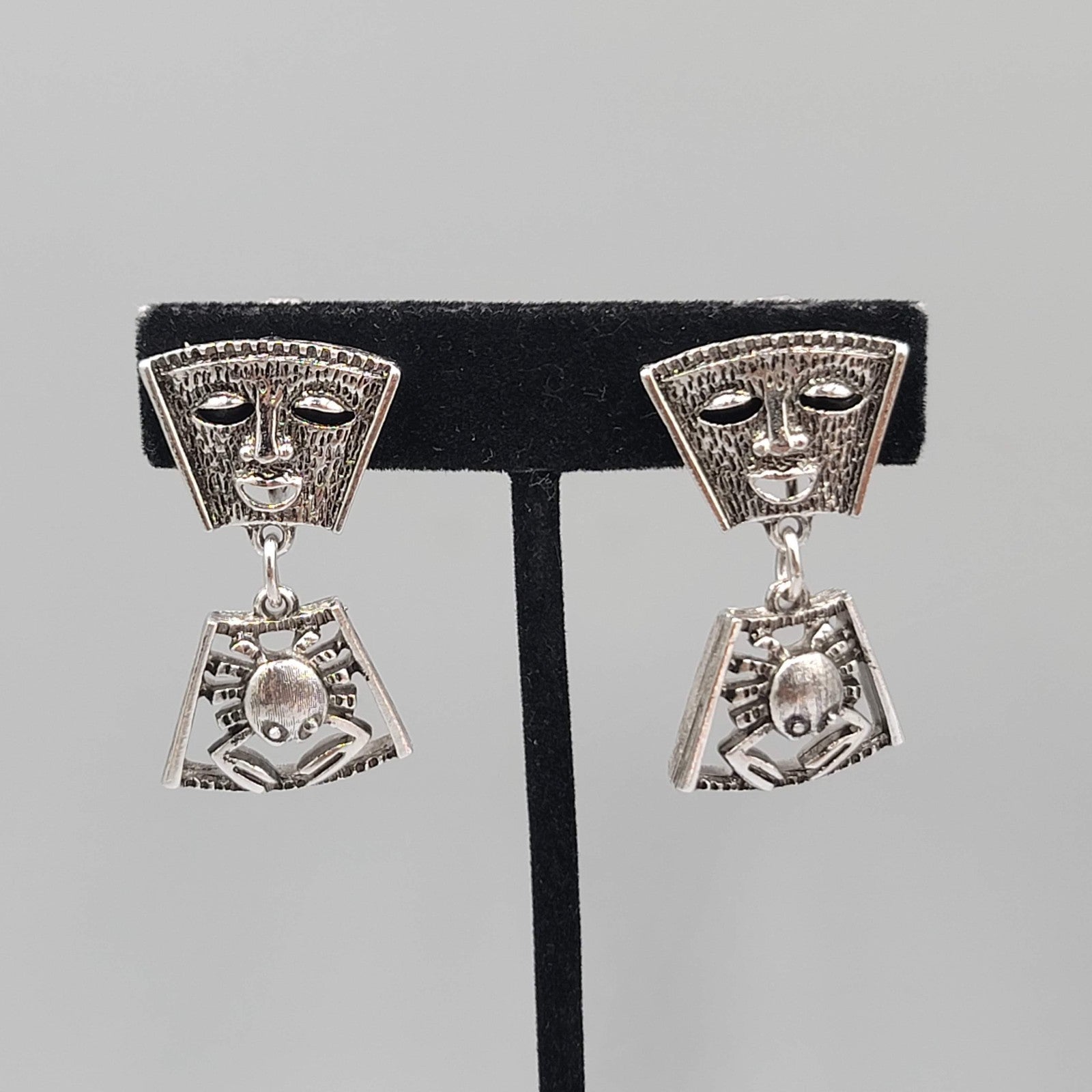 Vintage Sarah Cov Clip on Earrings Zodiac Cancer Silver toen Dangle 1.5"