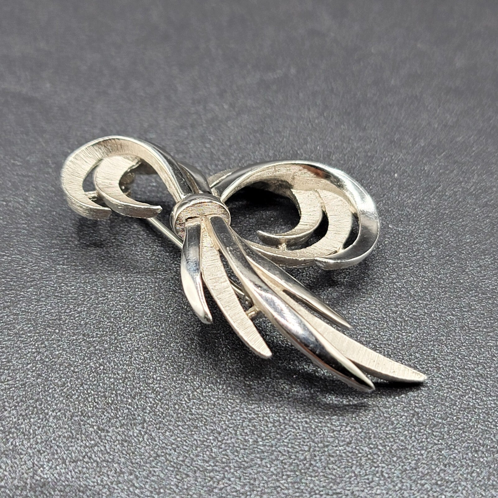 Vintage Crown TRIFARI Brushed Polished Silver Plated Bow Ribbon Brooch Pin