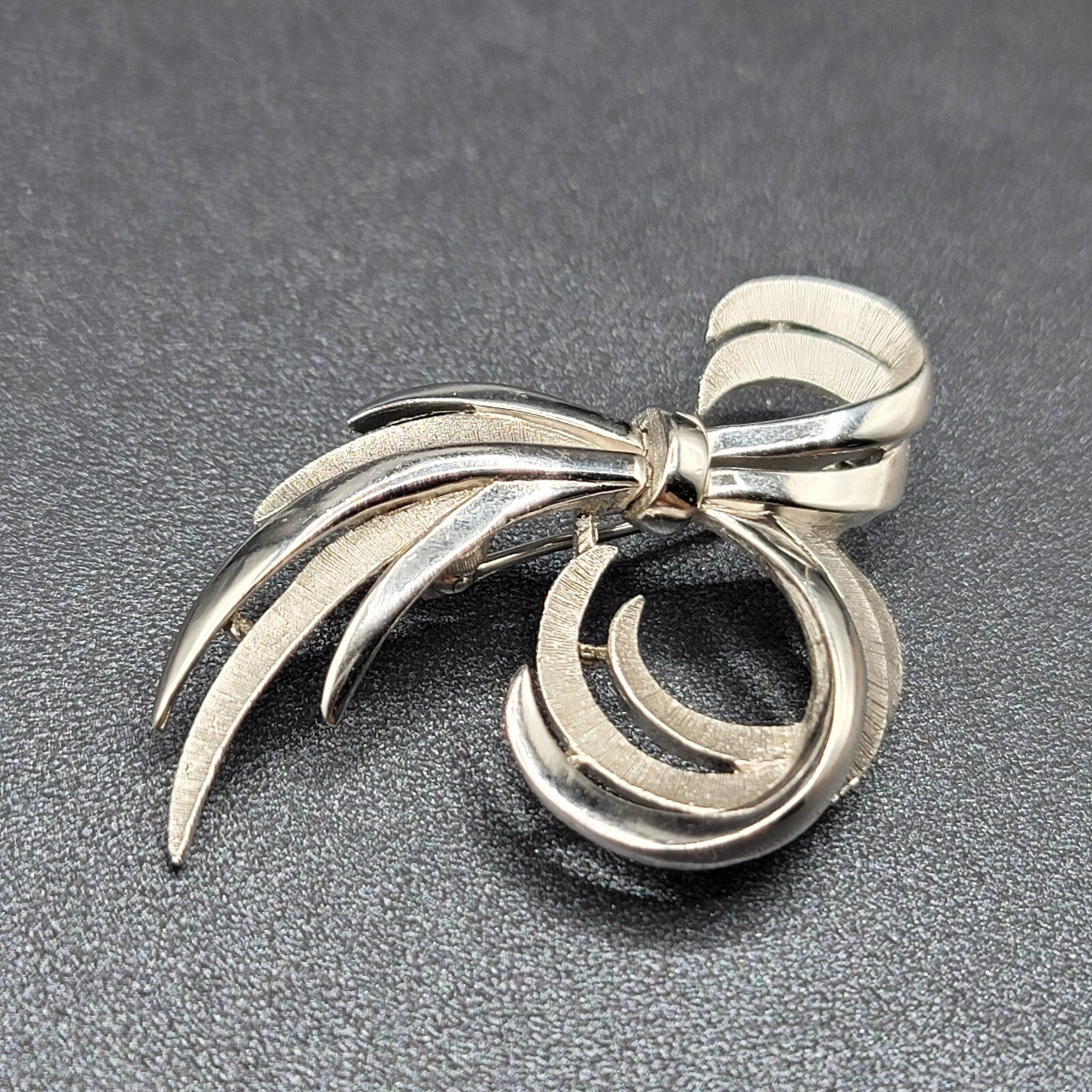 Vintage Crown TRIFARI Brushed Polished Silver Plated Bow Ribbon Brooch Pin