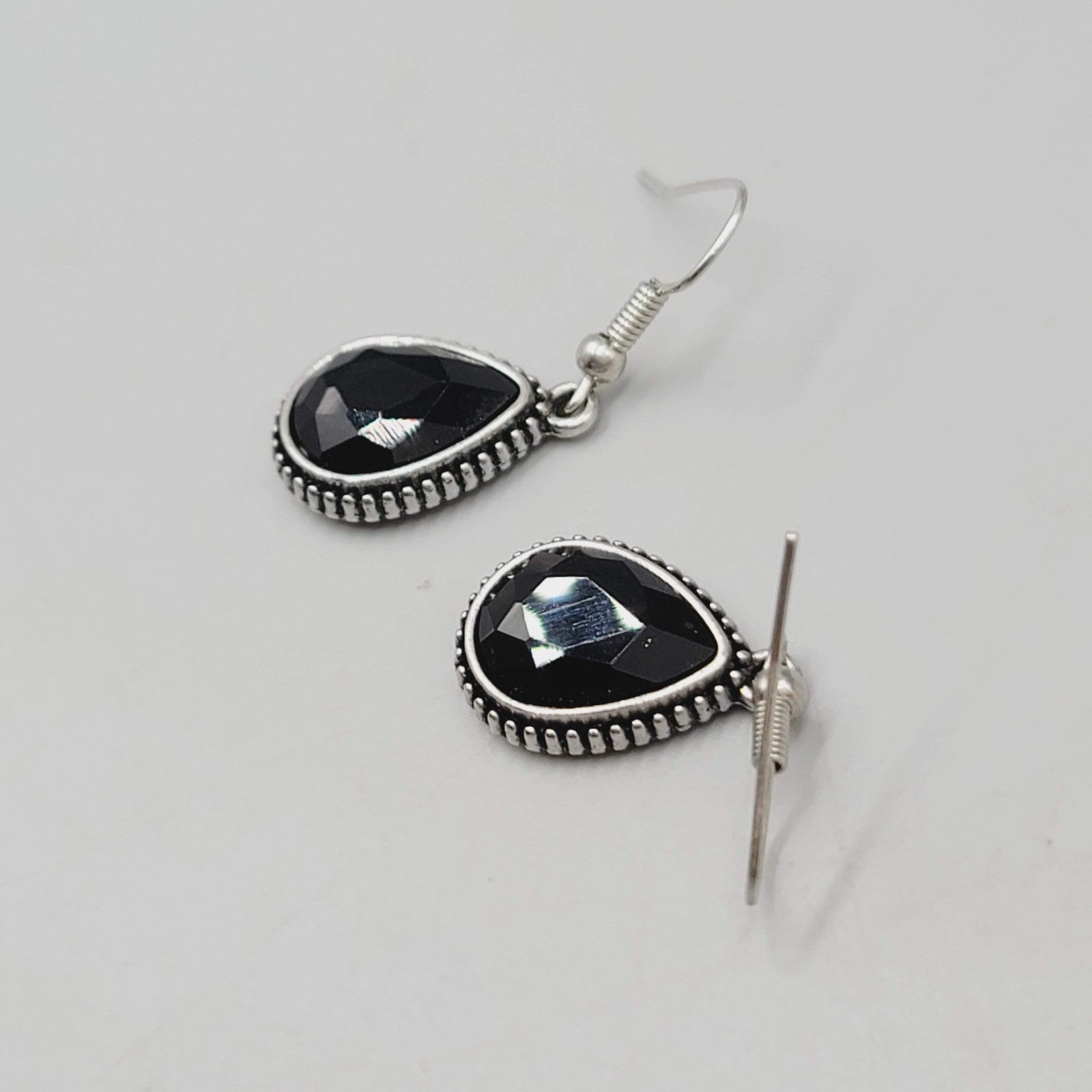 Black Stone Teardrop Pierced Earrings Silver tone Dangle 3/4"