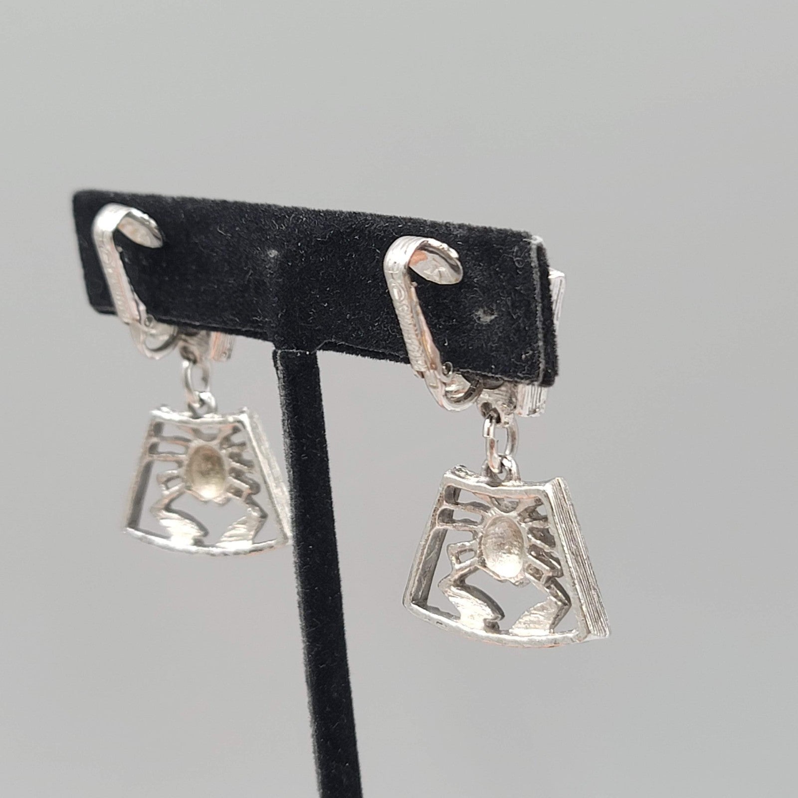 Vintage Sarah Cov Clip on Earrings Zodiac Cancer Silver toen Dangle 1.5"