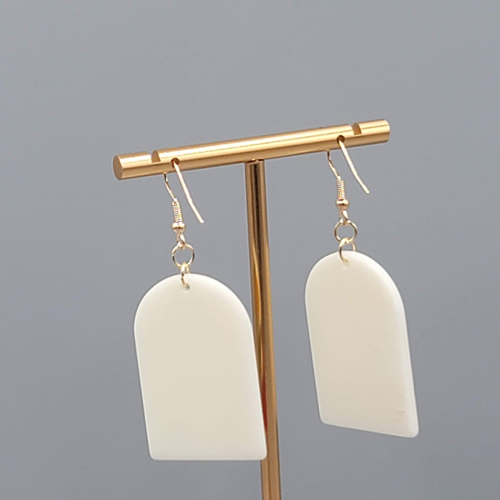 Pierced Earrings Artsy Nature Acrylic Gold tone Dangle 1.75"