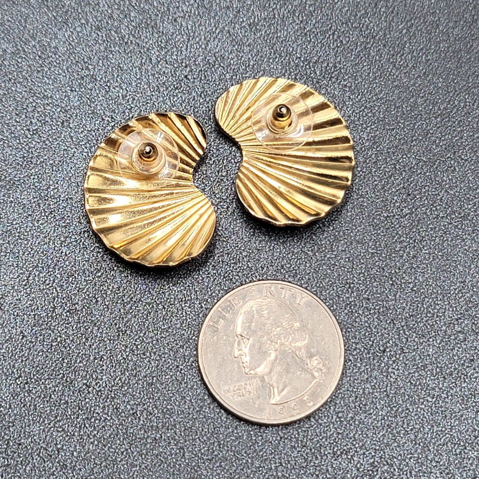 Vintage Pierced Earrings Gold tone Green Enamel Shell Design Drop 1"