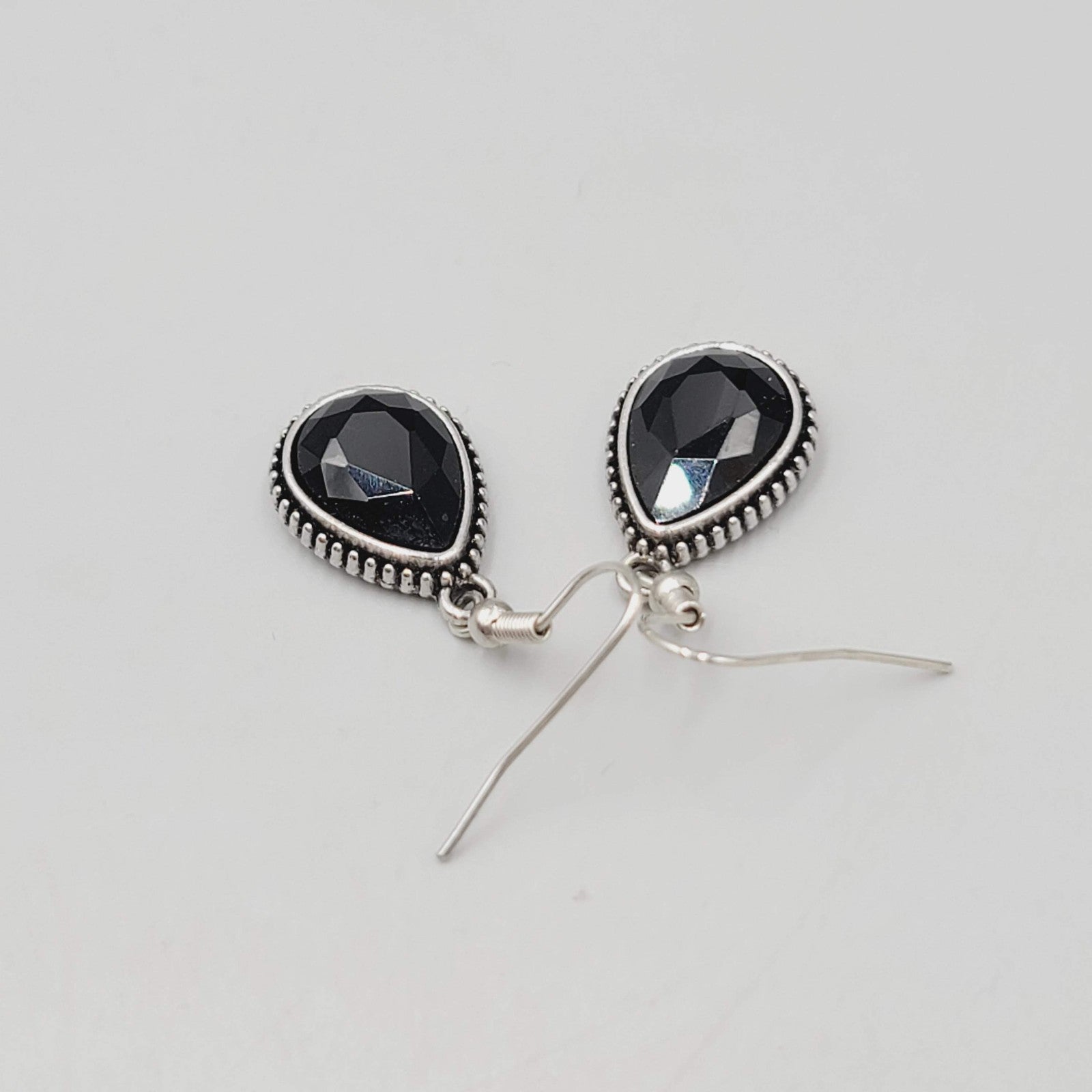 Black Stone Teardrop Pierced Earrings Silver tone Dangle 3/4"