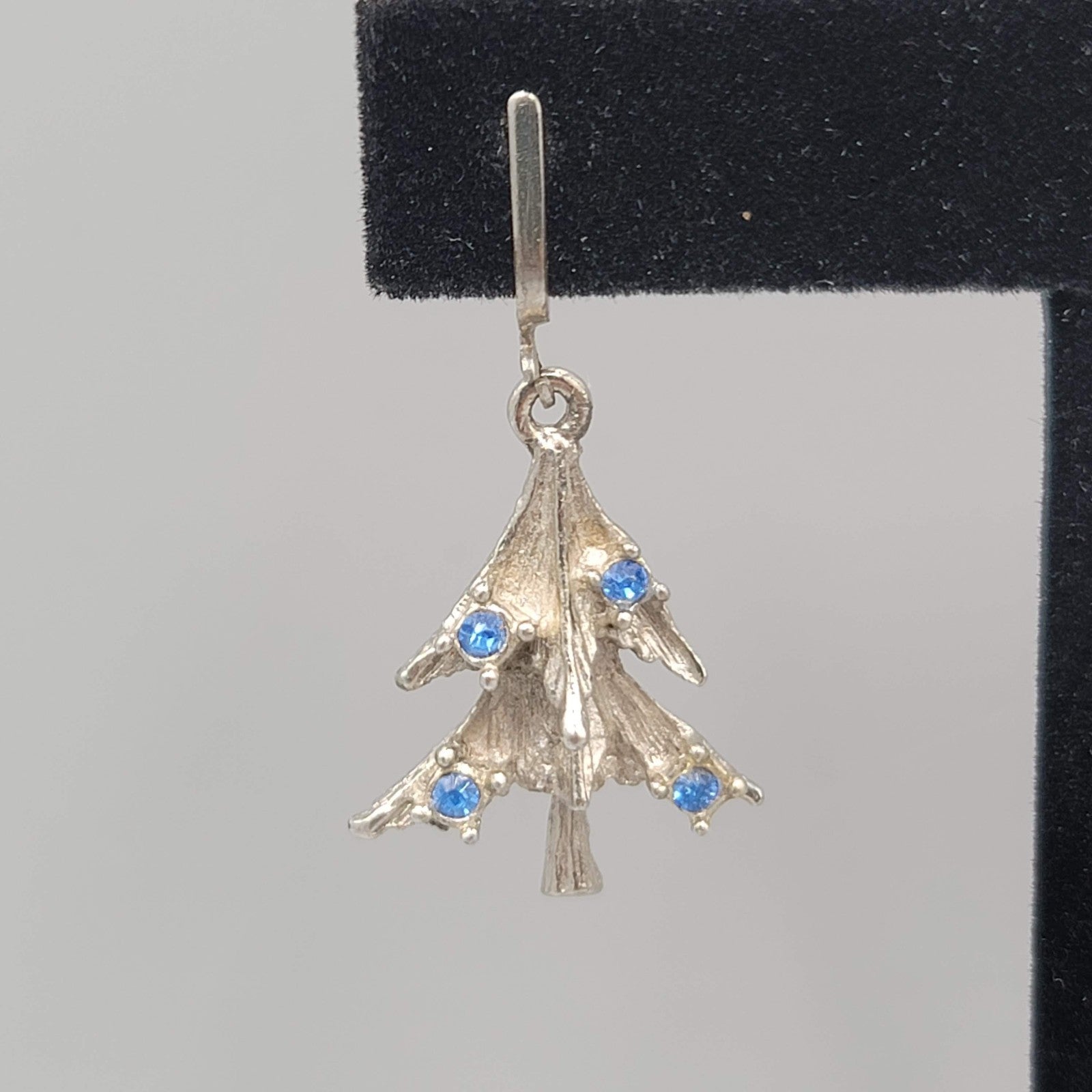 Vtg Christmas Tree Blue Rhinestone Clip on Earrings Silvertone Dangle  1 1/8"