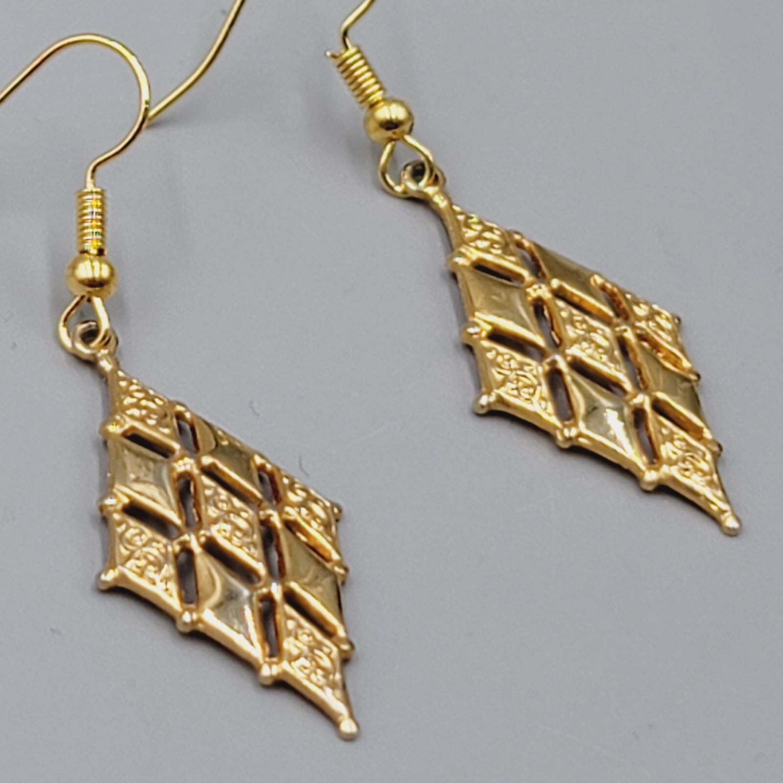 Gold Plated Dangle Pierced Earrings Textured Diamond Shape 1.25"