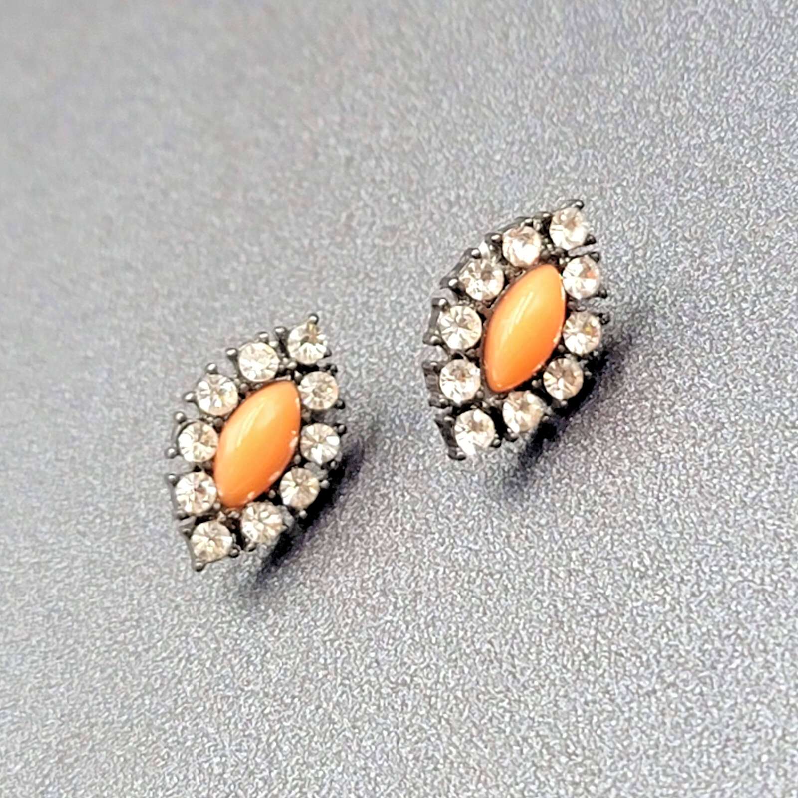 Pierced Earrings Black Metal Rhinestone Diamond Shape Studs 3/4"