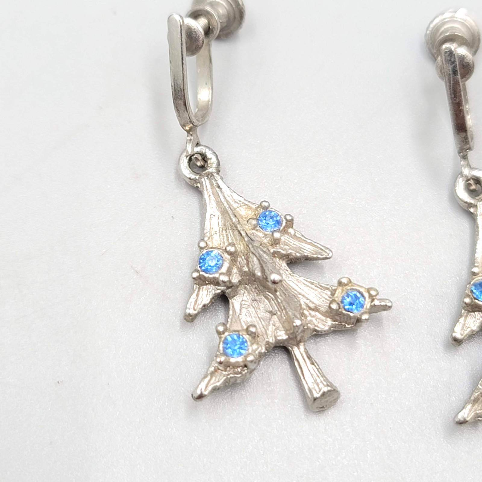 Vtg Christmas Tree Blue Rhinestone Clip on Earrings Silvertone Dangle  1 1/8"