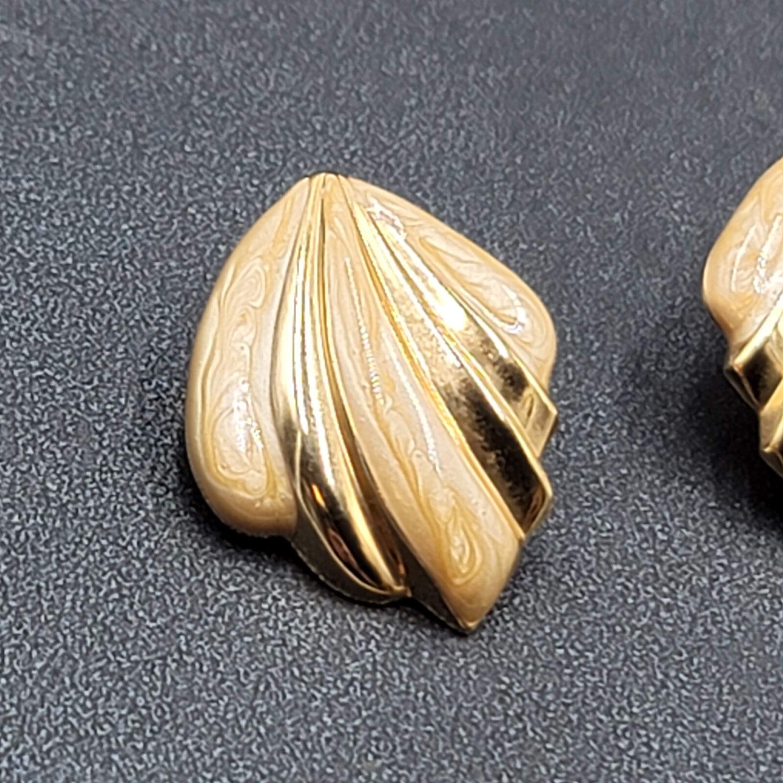 Vintage Pierced Earrings Gold tone Tan Swirl Enamel Drop 1.25" Lightweight